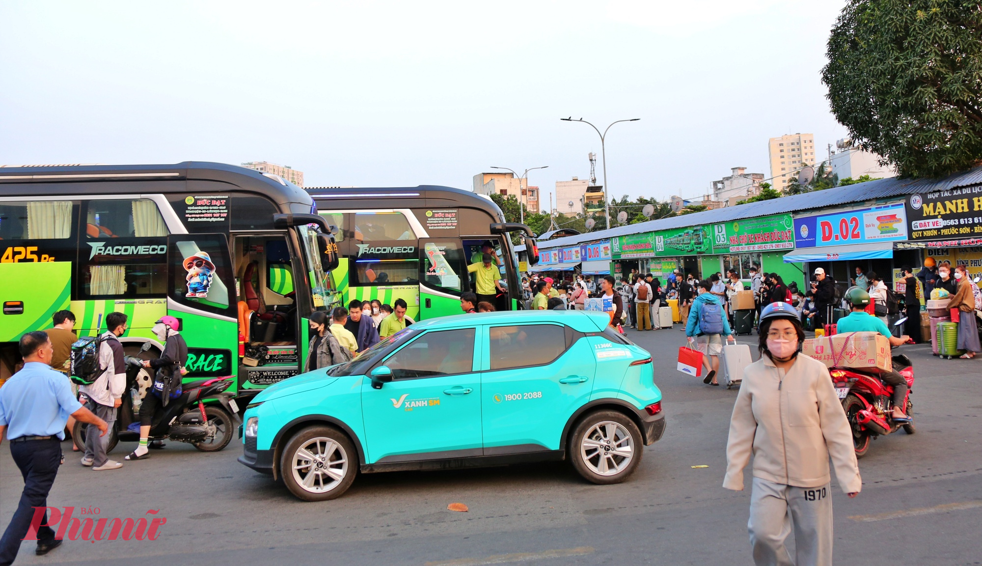 Từ khu vực cổng vào đến bãi đón - trả khách, hành khách mang theo vali, balô, quà Tết nối nhau chờ giờ lên xe, tạo nên khung cảnh nhộn nhịp đặc trưng những ngày cận Tết.