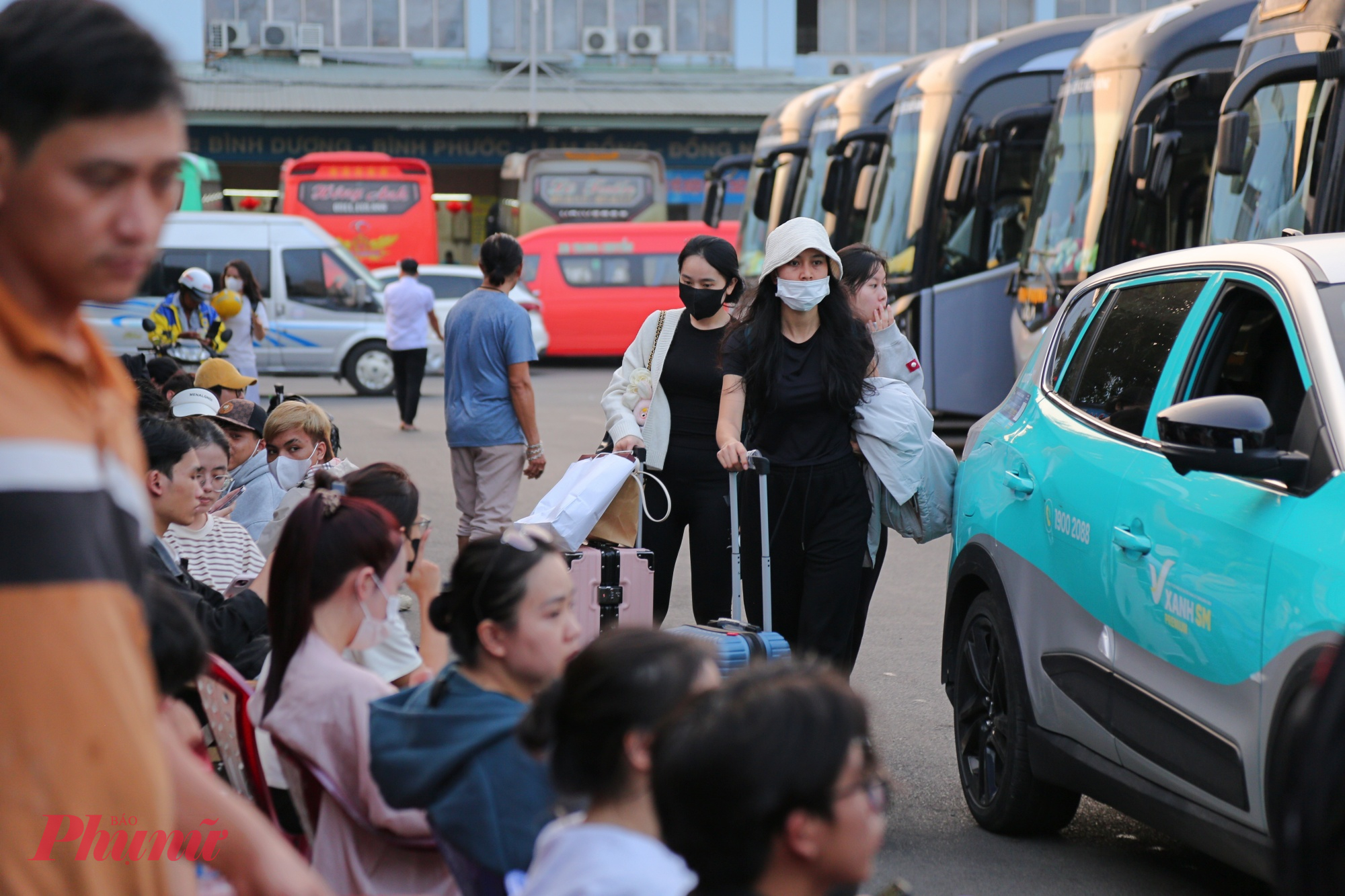 Dự kiến trong những ngày tới, lượng hành khách qua bến xe sẽ còn tiếp tục tăng mạnh khi kỳ nghỉ Tết cận kề. Các nhà xe khuyến cáo người dân nên chủ động đặt vé sớm, đến bến trước giờ xuất phát để tránh trễ chuyến và giảm áp lực di chuyển trong giờ cao điểm.