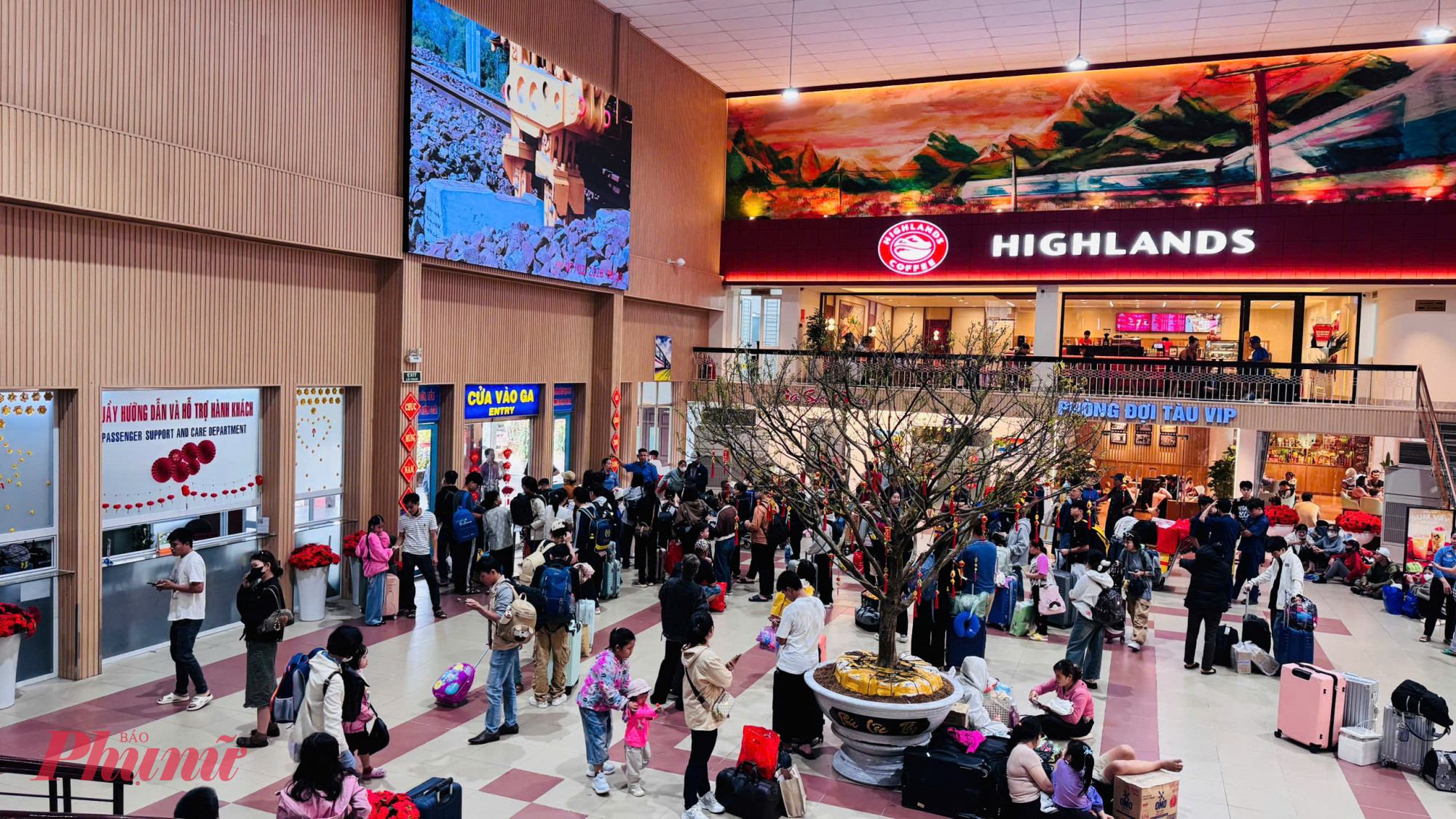 Ga Sài Gòn nhộn nhịp người dân về quê đón tết sớm - Ảnh Nguyễn Văn