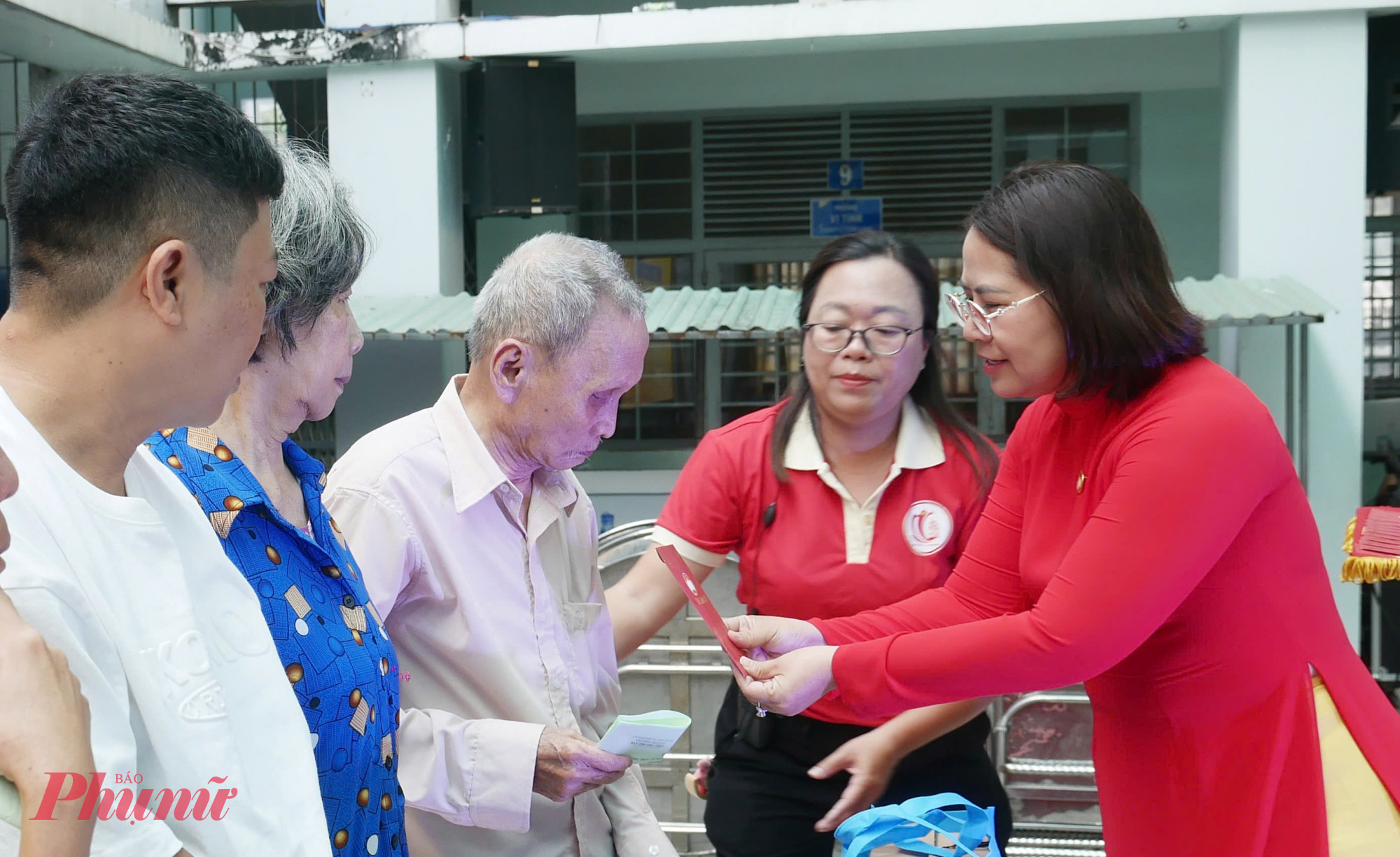 Bà Đoàn Thị Cẩm Tú - Chủ tịch Ủy ban MTTQ Việt Nam phường Bàn Cờ