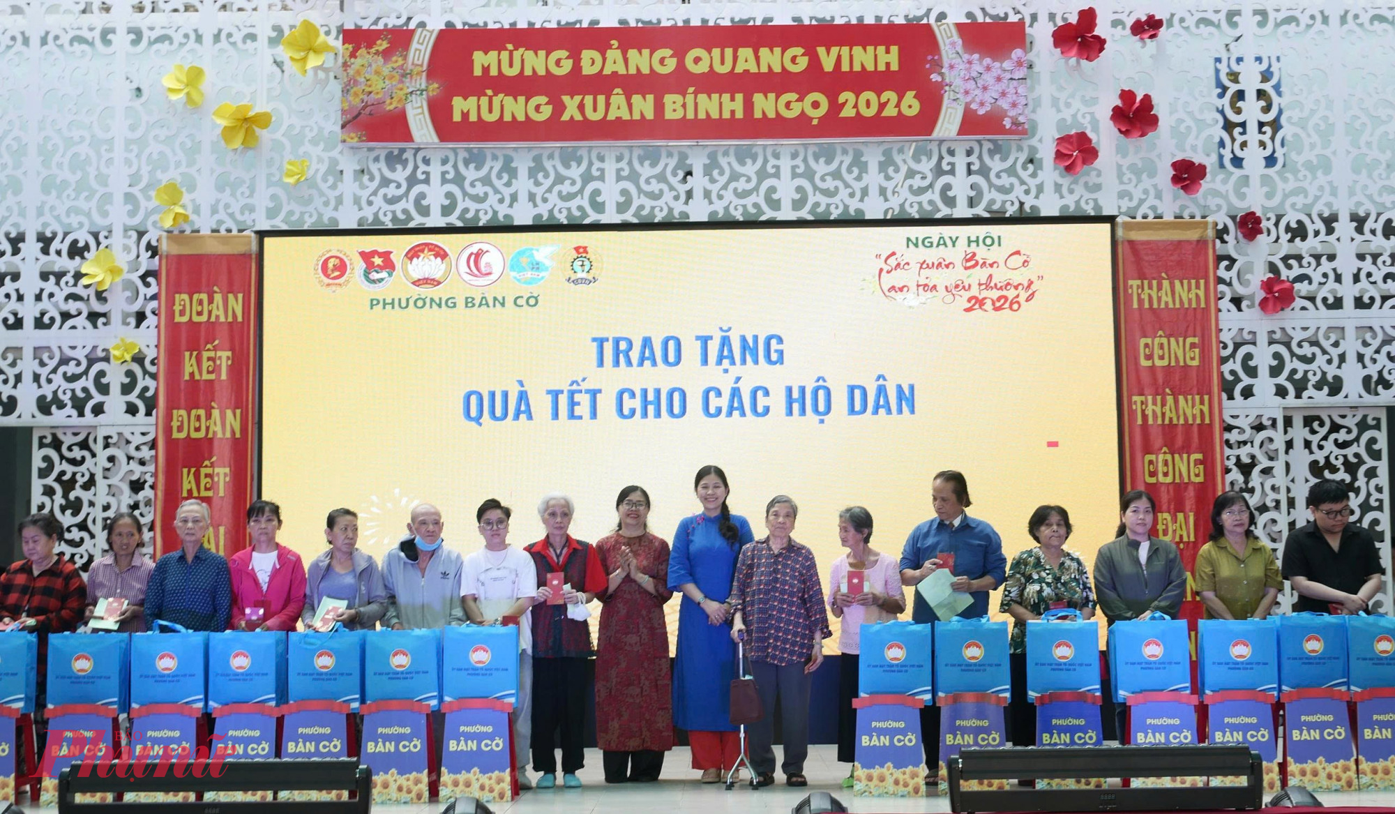 Phường Bàn Cờ trao tặng quà tết cho 