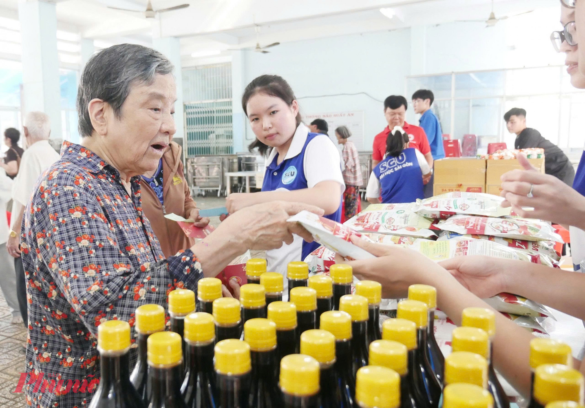 Người dân được lựa chọn nhu yếu phẩm thiết yếu theo nhu cầu sử dụng của từng gia đình tại  “Siêu thị nụ cười – gian hàng 0 đồng” - Ảnh: Trang Nguyễn