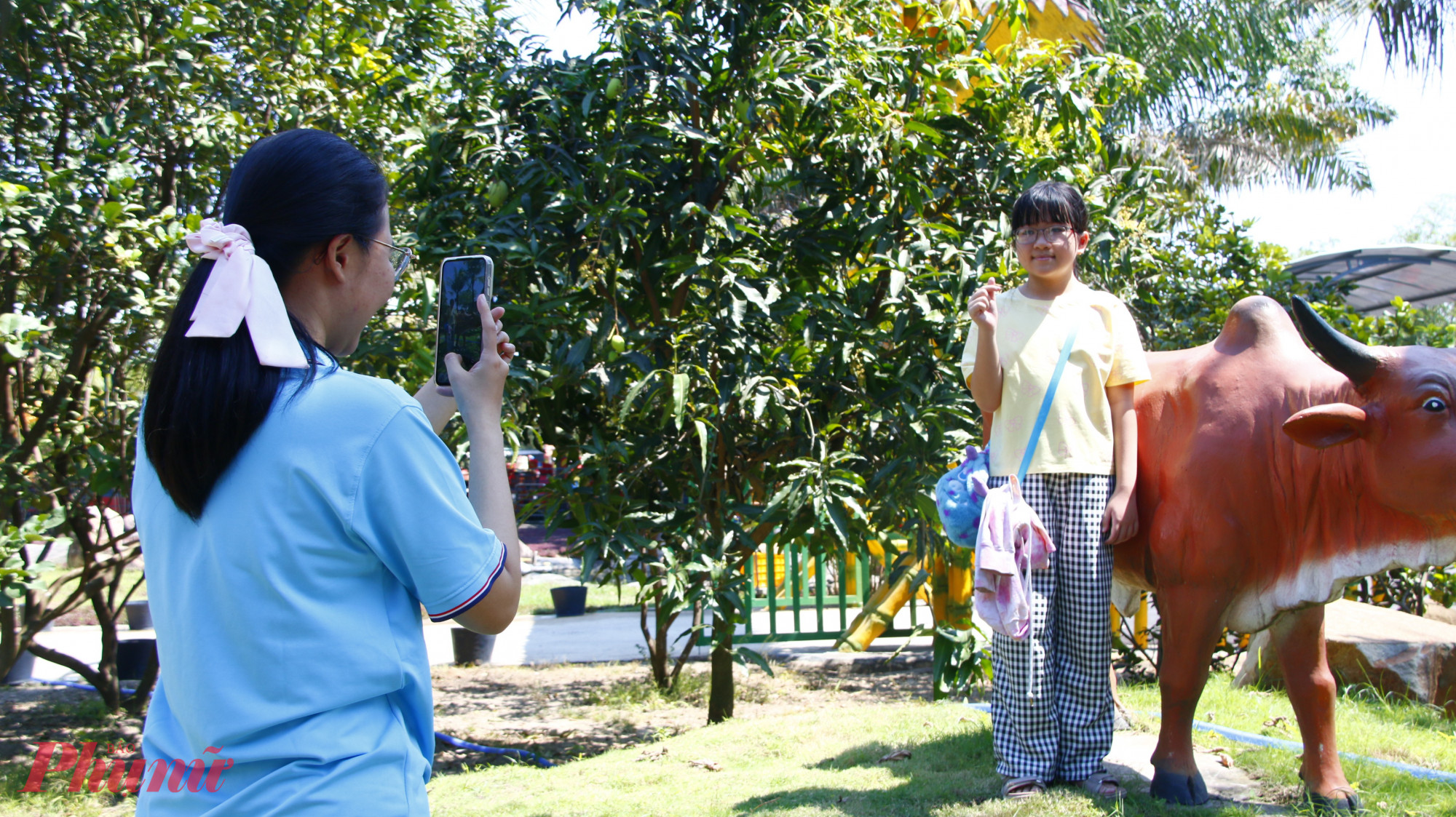Em Trần Sa Sa, học sinh lớp 5, Trường Tiểu học Trần Quang Cơ ( ngụ phường Vườn Lài) không giấu được sự háo hức được tham gia chương trình lần này.Em ríu rít nhờ các cô đi cùng chụp ảnh để gửi về cho ông bà ở nhà xem. Đến đâu, em cũng xuýt xoa khen “đẹp quá”, “lạ quá”. Sa Sa sống cùng ông ngoại, bà dì đã lớn tuổi và người cậu đang thất nghiệp. Ba em đã bỏ đi, mẹ mất vì dịch COVID-19. Dù hoàn cảnh còn nhiều thiếu thốn, Sa Sa luôn chăm ngoan, học giỏi và rất hiểu chuyện. Em tâm sự, những ngày hè hay dịp Tết, em thường chỉ quanh quẩn trong nhà, hiếm khi được đi chơi xa. Với em, được đi chơi dịp Tết là hạnh phúc nhất