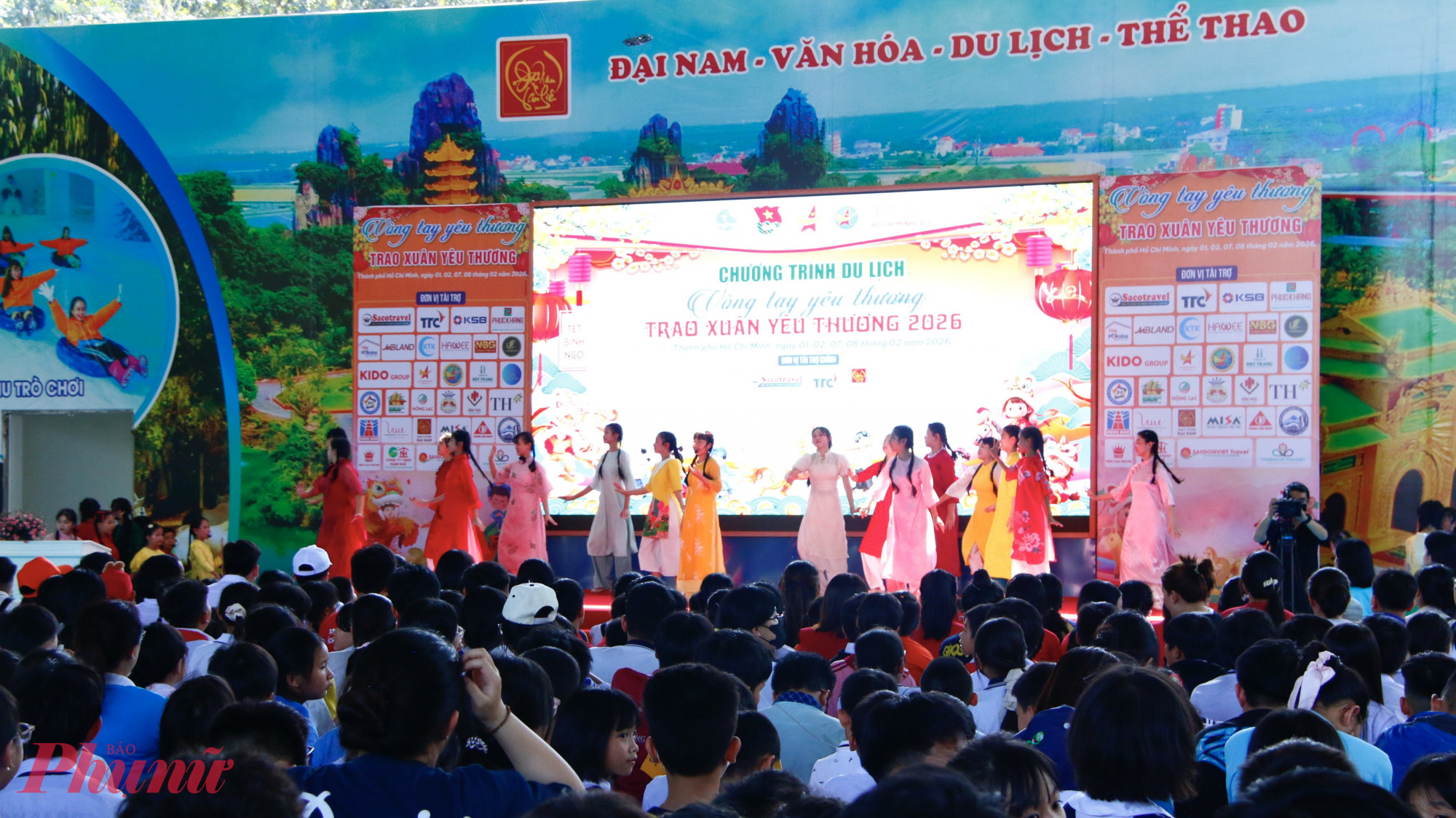 Ngày 8/2, Hội LHPN TPHCM phối hợp với Hội Doanh nhân trẻ Việt Nam, Sở Du lịch TP, Thành Đoàn, Câu Lạc bộ Du Lịch Doanh Nhân trẻ Việt Nam tổ chức chương trình “Vòng tay yêu thương - Trao xuân yêu thương” và tổng kết chương trình “Vòng tay yêu thương” giai đoạn 2022 – 2026 tại khu du lịch Đại Nam (phường Phú An, TPHCM).