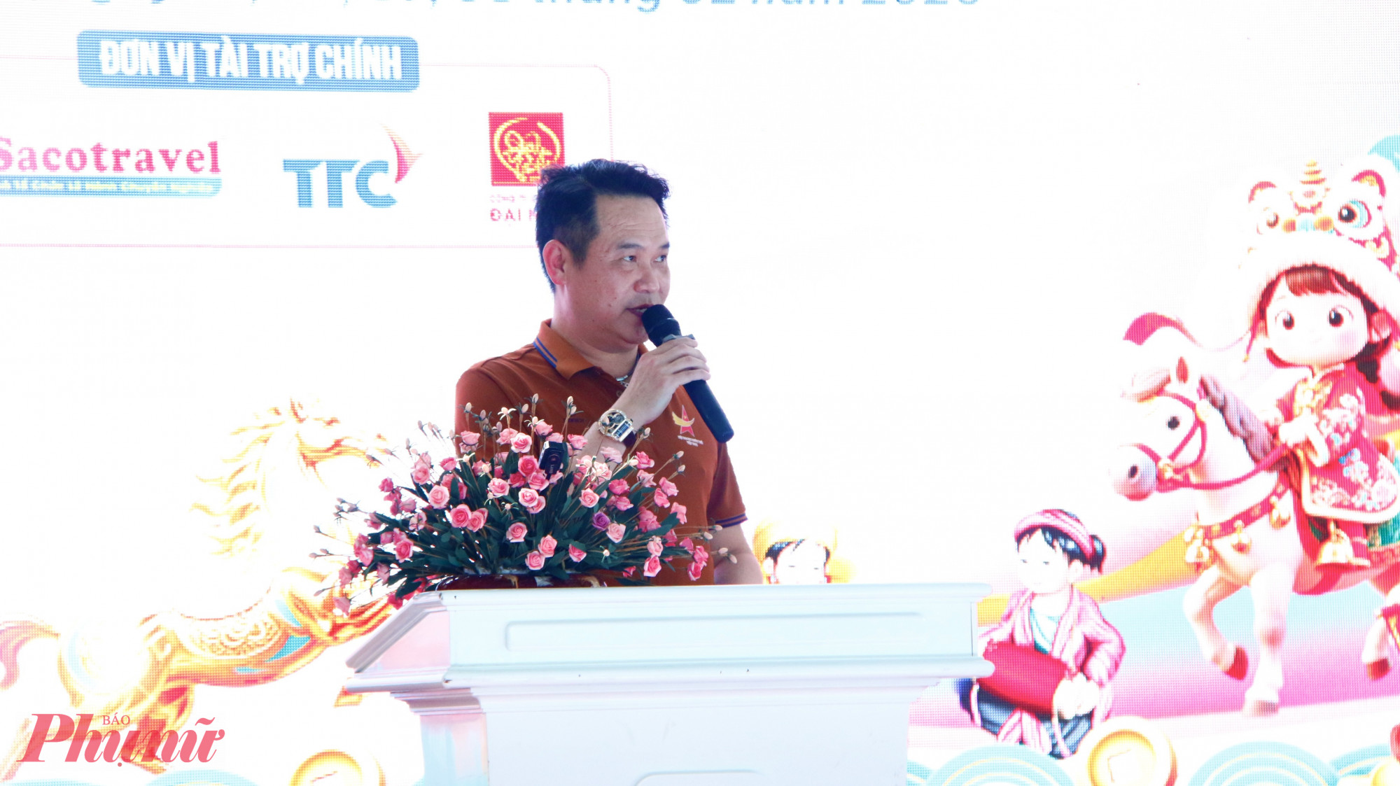 Ông Đặng Hồng Anh - Ủy viên Ủy ban Trung ương MTTQ Việt Nam, Phó Chủ tịch Hội LHTN Việt Nam, Chủ tịch Hội doanh nhân trẻ Việt Nam – cho biết: chương trình “Trao xuân yêu thương” là chuỗi hoạt động thuộc chương trình “Vòng tay yêu thương” do Hội Doanh nhân trẻ khởi xướng với sự đồng hành của nhiều đơn vị, hướng đến mục tiêu chăm lo lâu dài cho trẻ em mồ côi. Đến nay, Trung ương Hội Doanh nhân trẻ Việt Nam cùng các doanh nghiệp hội viên đã chăm lo hơn 24 tỉ đồng để thực hiện công tác bảo trợ và hỗ trợ thường xuyên cho trẻ em mồ côi do dịch COVID-19 trên địa bàn TPHCM. Chương trình “Trao xuân yêu thương” năm 2026 trao yêu thương đến 3.000 trẻ em mồ côi và trẻ em có hoàn cảnh đặc biệt khó khăn. Chương trình không chỉ mang đến không khí Tết ấm áp, vui tươi mà còn trao tặng những phần quà và lì xì ý nghĩa, góp phần động viên tinh thần, tiếp thêm niềm tin và nghị lực để các em vượt qua khó khăn, vươn lên trong học tập và cuộc sống.