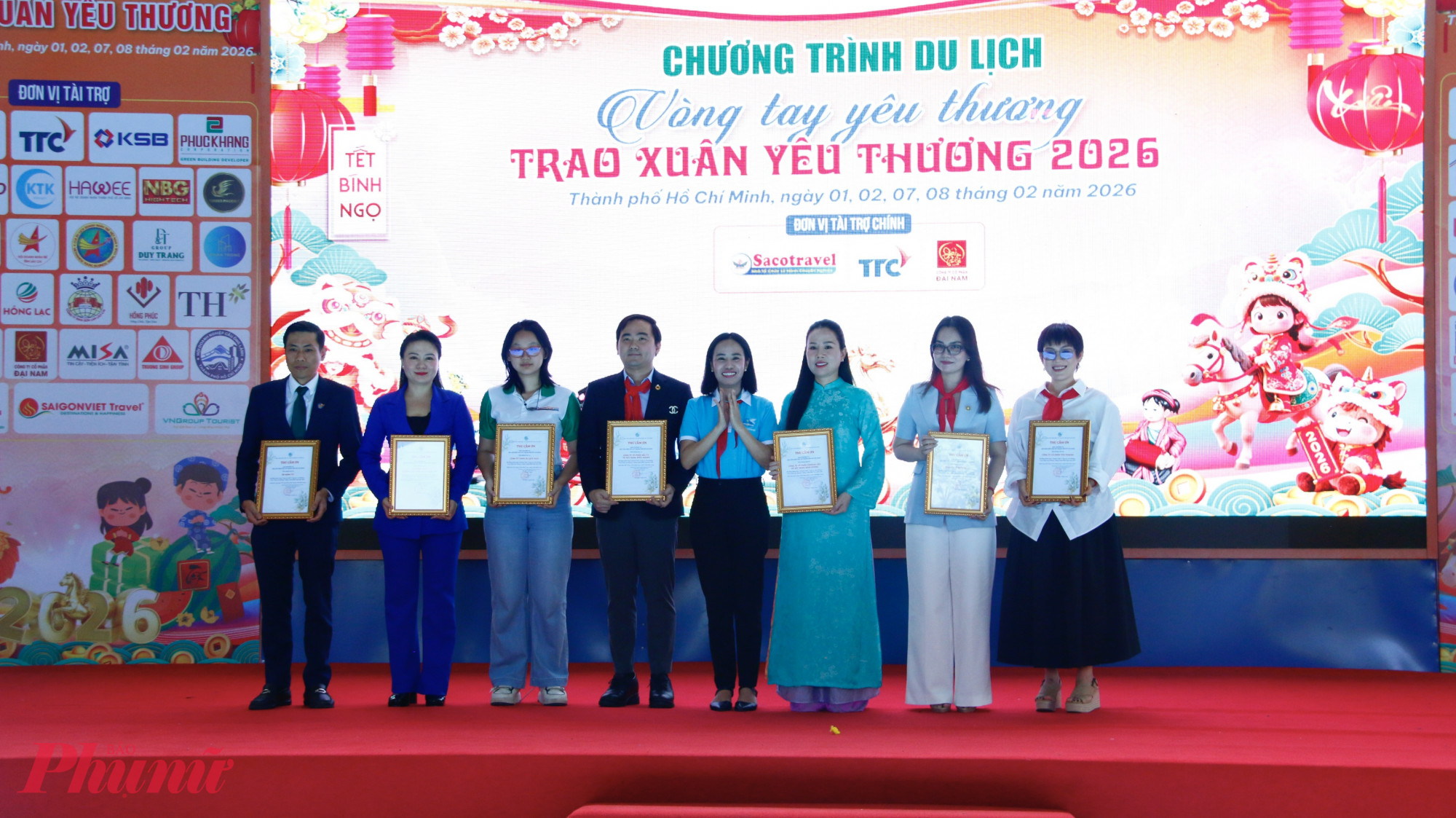 Bà Võ Ngọc Thanh Trúc - Ủy viên Đoàn Chủ tịch Trung ương Hội LHPN Việt Nam, Ủy viên Ban thường vụ Thành ủy, Phó chủ tịch Uỷ ban MTTQ Việt Nam thành phố, Chủ tịch Hội LHPN TPHCM   trao thư cảm ơn đến các đơn vị tài trợ