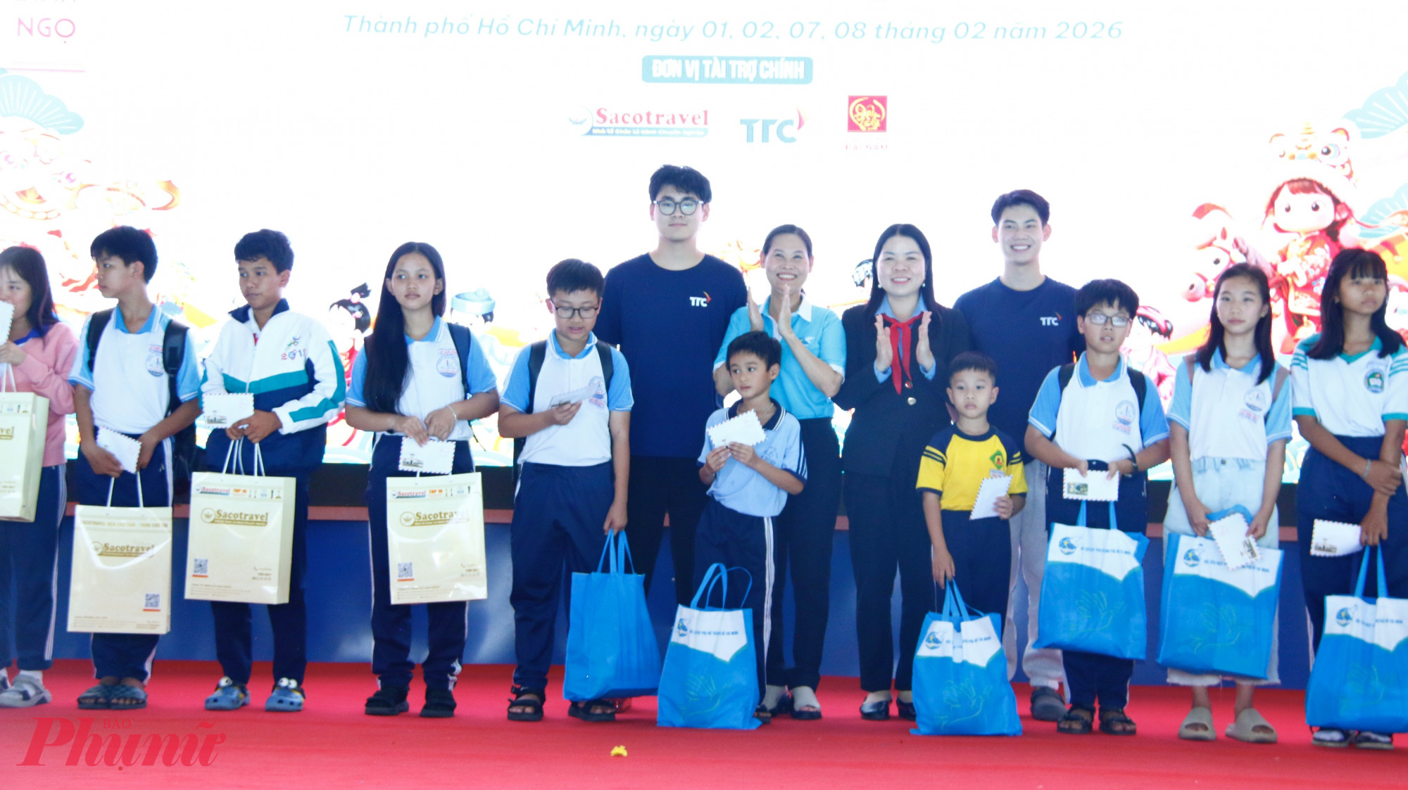 Bên cạnh vui chơi, các em nhỏ còn được nhận quà tết. Đây là đợt trao quà thứ 3 cho 1.000 trẻ em mồ côi do dịch COVID-19, trẻ em có hoàn cảnh khó khăn, khuyết tật và trẻ em đang sinh sống tại các mái ấm tình thương, trung tâm bảo trợ xã hội…Trước đó, trong các ngày 1 và 7/2, chương trình cũng đã trao quà cho 2.000 trẻ em trên địa bàn TP. Tổng kinh phí chăm lo cho các trẻ dịp tết này là khoảng 3 tỉ đồng.