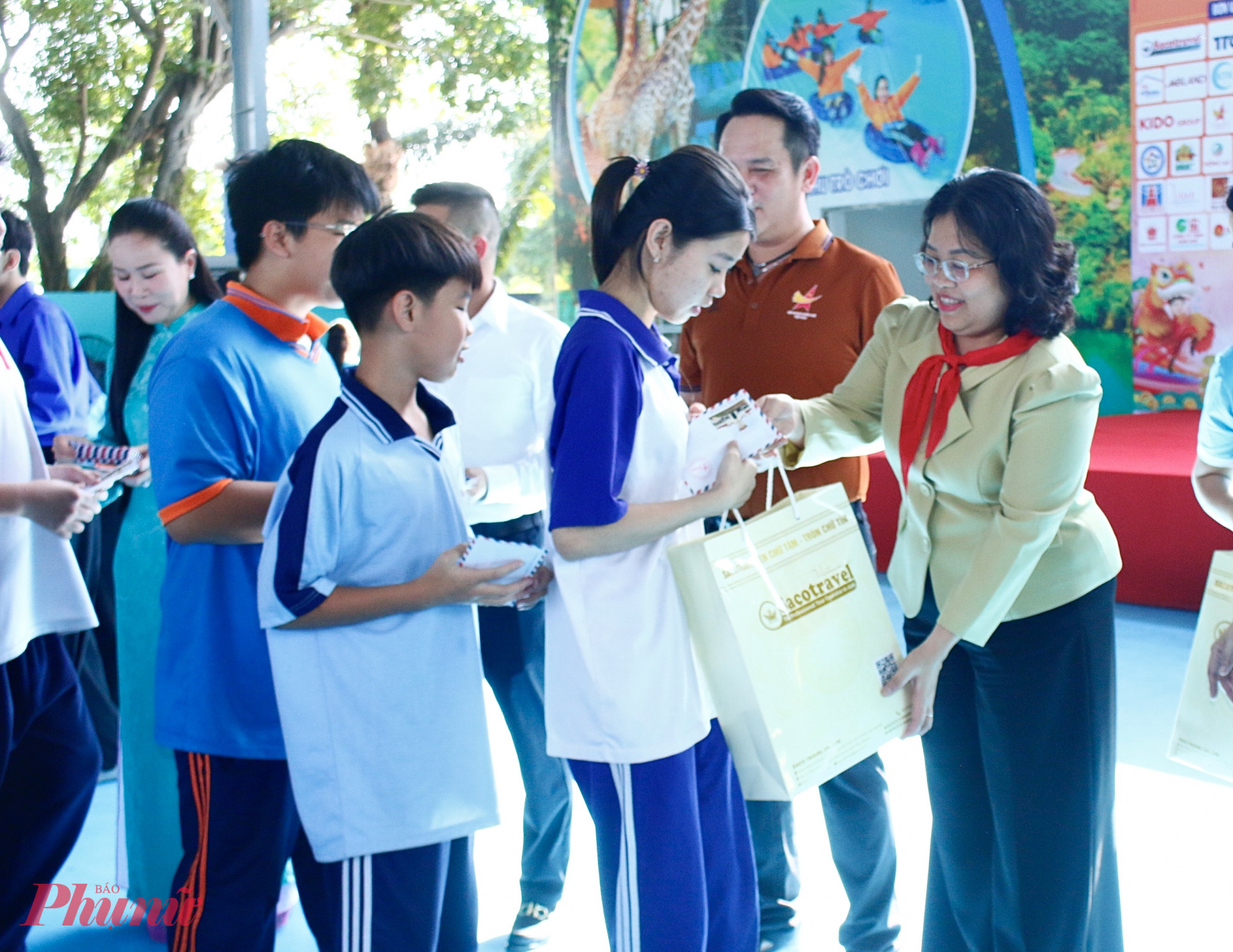 Bà Nguyễn Trường Nhật Phượng - Thành ủy viên, Phó chủ tịch HĐND TPHCM