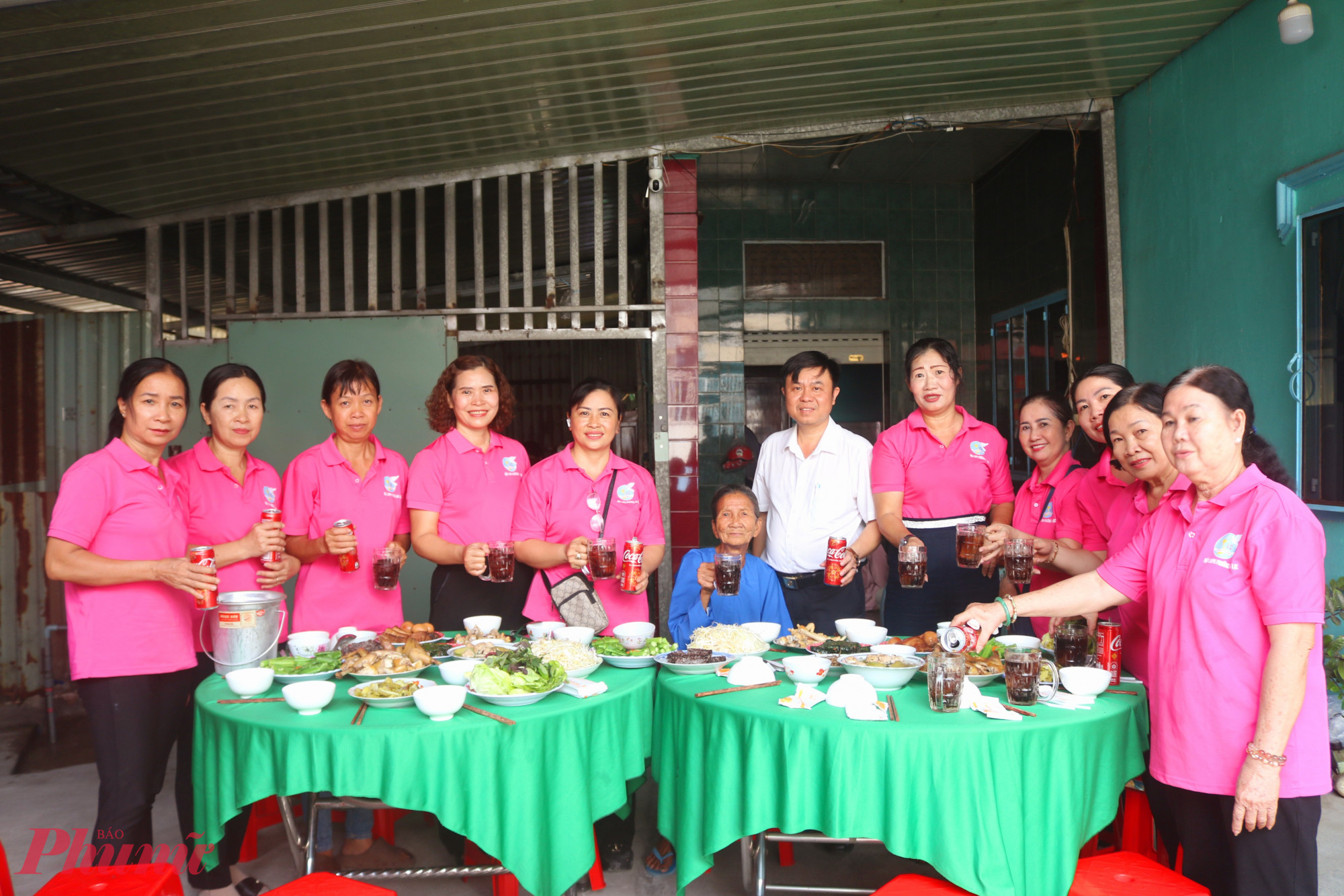 Sau khi dọn dẹp nhà cửa sạch sẽ, các chị em nấu bữa cơm đoàn viên với cụ Nguyễn Thị Cảnh - Ảnh: Thảo Nguyên