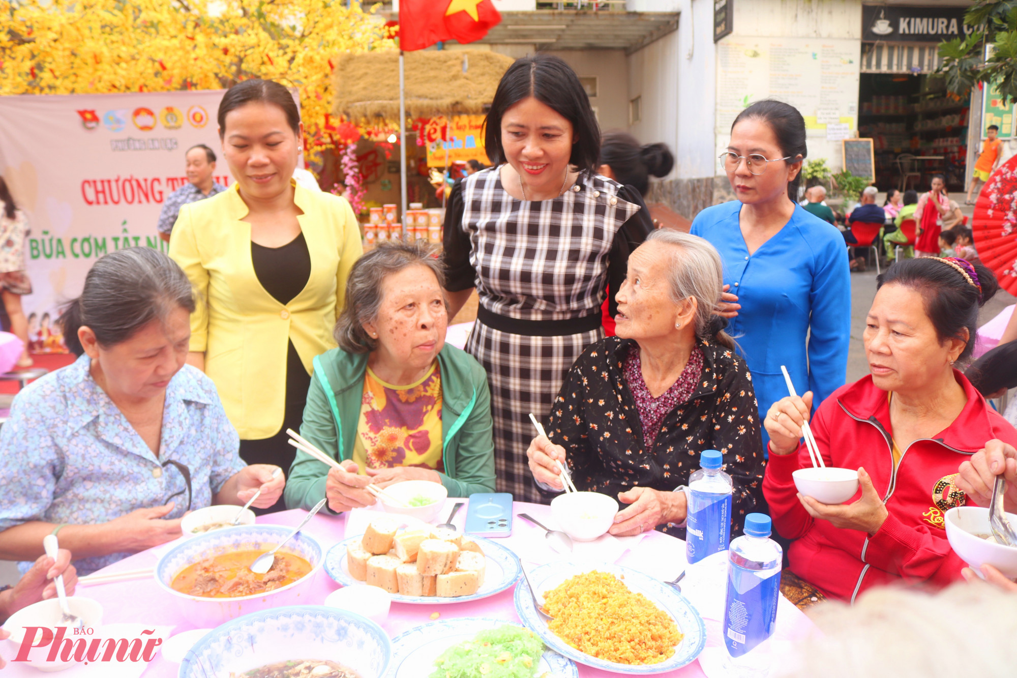 Mọi người cùng trò chuyện thân mật trong không gian buffet đầm ấm - Ảnh: Thảo Nguyên