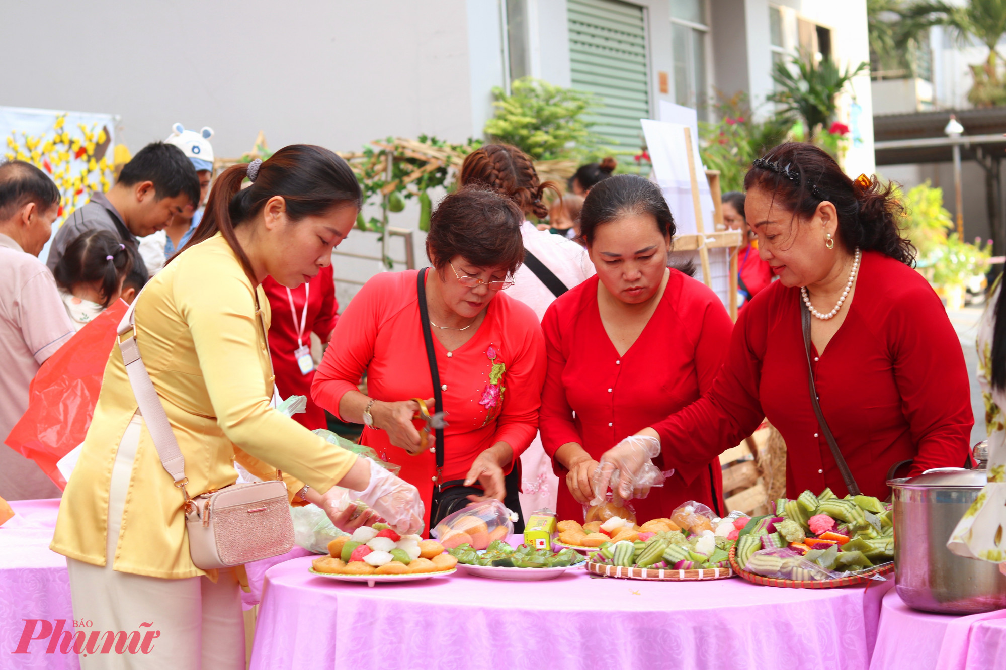 Cán bộ, hội viên phụ nữ phường An Lạc cùng chuẩn bị món ăn cho bữa buffet tối 7/2 - Ảnh: Thảo Nguyên