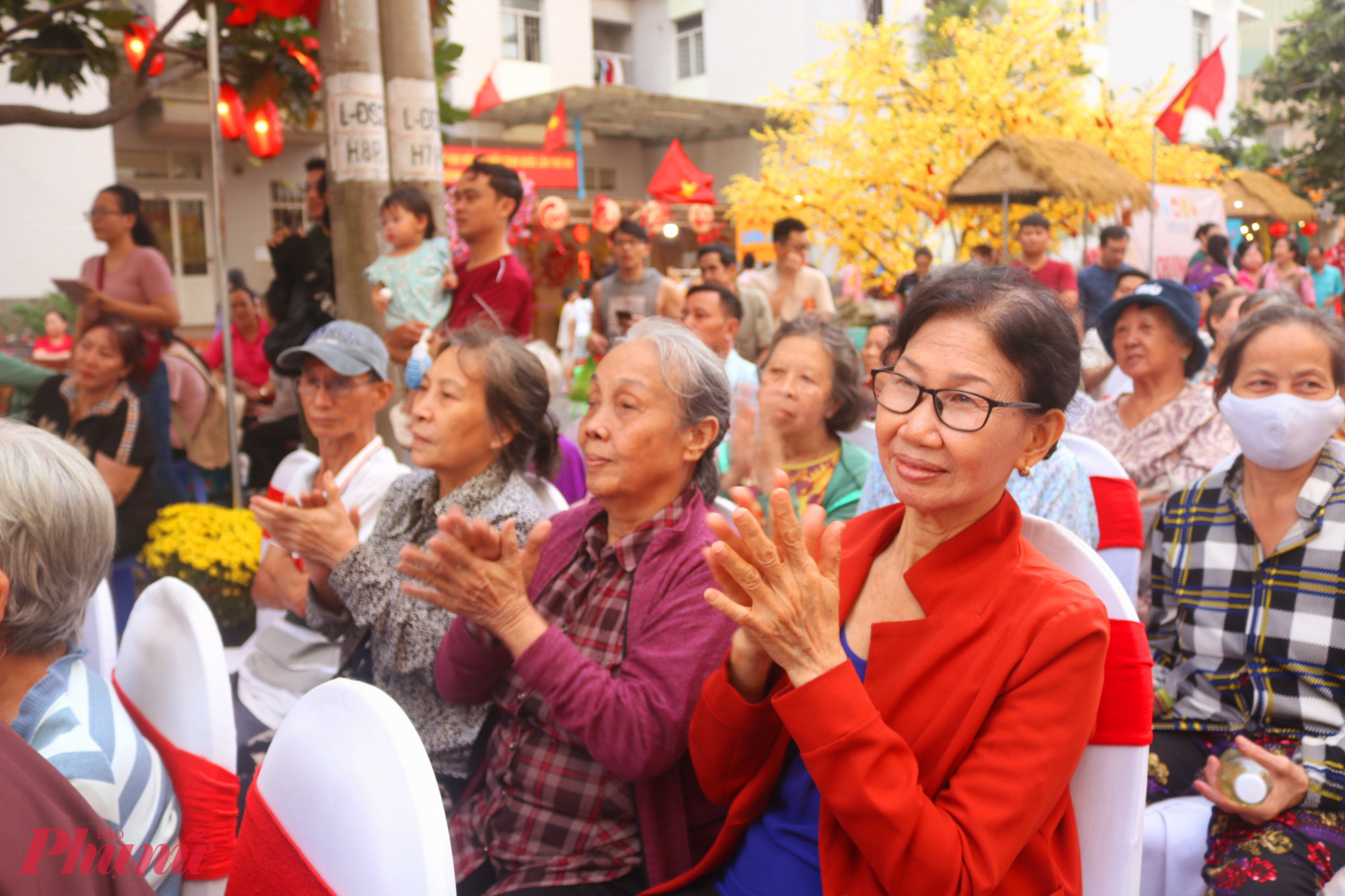 Những vị khách đặc biệt tới dự ngày hội “Xuân đoàn kết – Tết nghĩa tình” tổ chức tại chung cư Lê Thành - Ảnh: Thảo Nguyên