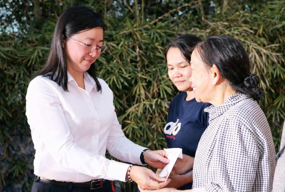 Bà Nguyễn Thị Hà – Chủ tịch Ủy ban MTTQ Việt Nam phường Phú An – trao quà tết đến đại diện các hộ dân - Ảnh: Hội LHPN phường Phú An  