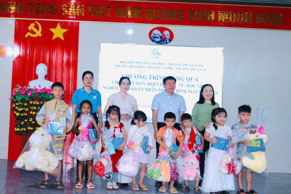 Những phần quà thiết thực đã được ban tổ chức trao đến các em học sinh - Ảnh: Hội LHPN phường Lái Thiêu