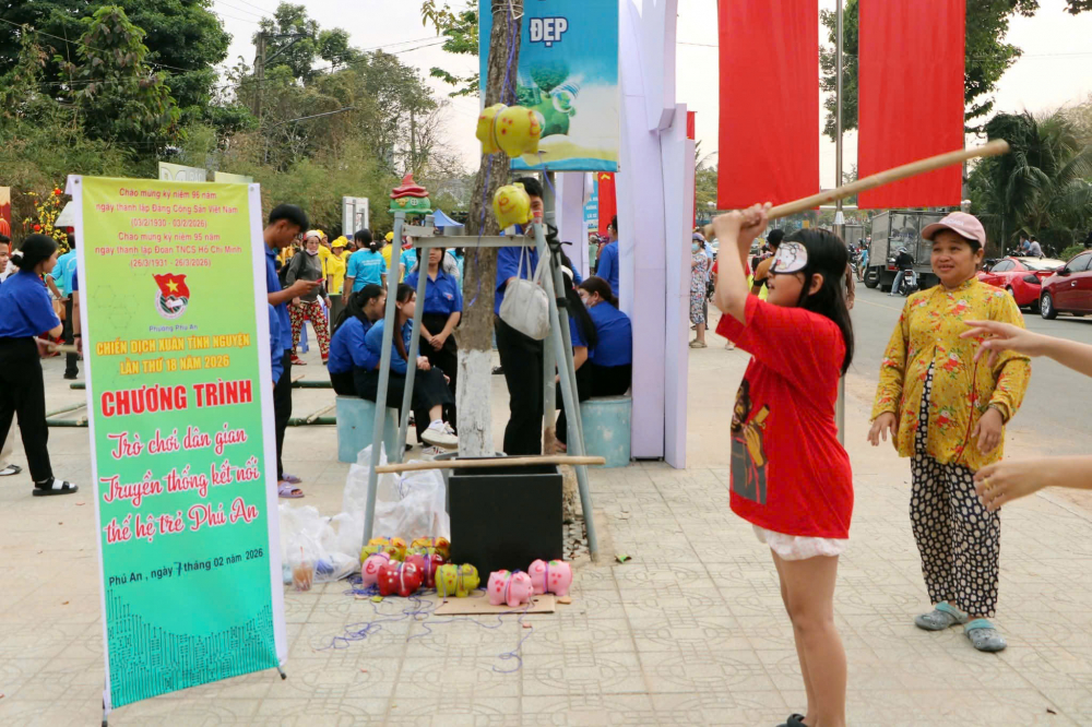 Khu vực trò chơi dân gian trong ngày hội “Xuân đoàn kết – Tết nghĩa tình” tại phường Phú An thu hút nhiều bạn trẻ và các em nhỏ tham gia - Ảnh: Hội LHPN phường Phú An 