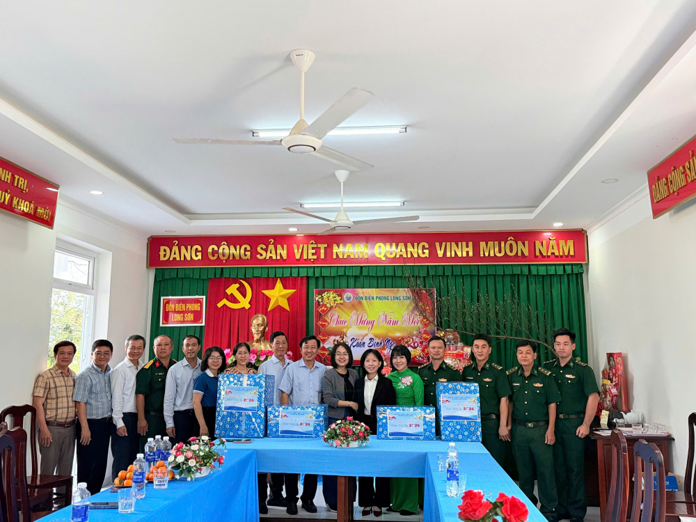 Đoàn công tác đến thăm, chúc tết cán bộ, chiến sĩ Đồn biên phòng Long Sơn - Ảnh: Hội LHPN phường An Phú Đông