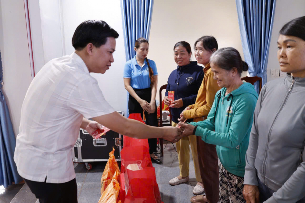 Ông Ngô Tiến Đạt – Phó chủ tịch UBND phường Thuận An, TPHCM  – trao quà của hội cho đại diện các hộ dân có hoàn cảnh khó khăn ở xã Tân Tiến - Ảnh: Hội LHPN phường Lái Thiêu 