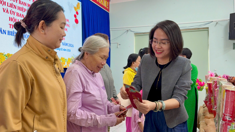 Bà Hồ Thị Thủy – Phó bí thư thường trực Đảng ủy phường An Phú Đông trao quà tết đến đại diện các hộ dân xã Long Sơn - Ảnh: Hội LHPN phường An Phú Đông 