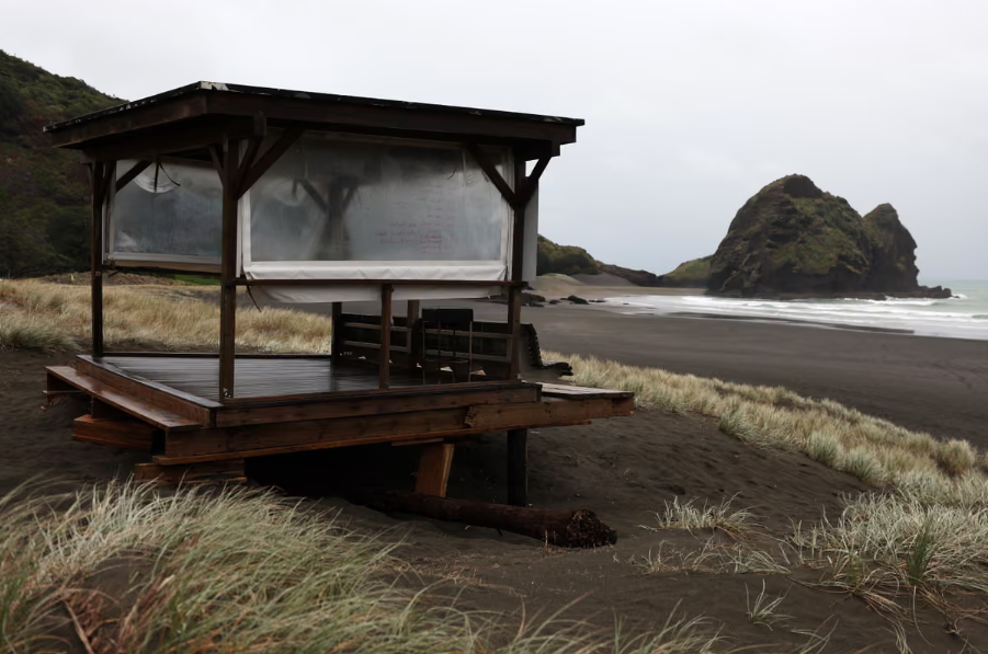 Khung cảnh đẹp ở Piha thu hút nhiều du khách. Ảnh: The Guardian