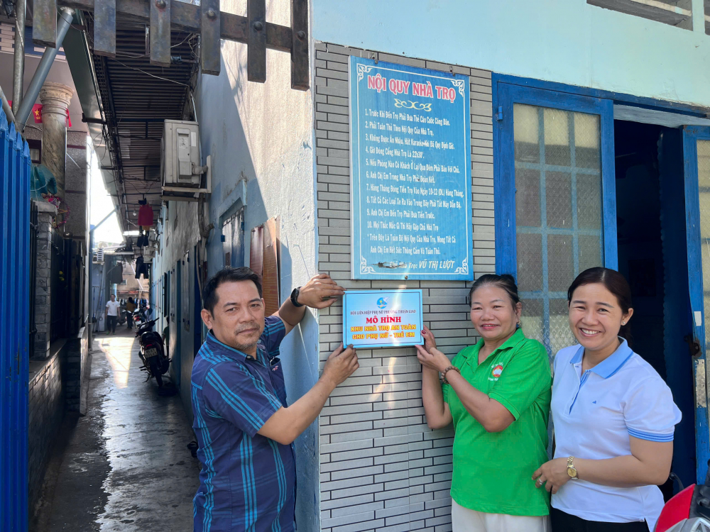 Bà Tôn Thị Ngọc Sang – Phó chủ tịch Ủy ban MTTQ Việt Nam phường Thuận Giao, Chủ tịch Hội LHPN phường (bìa phải) cùng bà Vũ Thị Lượt và chủ nhiệm mô hình – anh Nguyễn Thanh Tuấn gắn bảng thông tin mô hình “Khu nhà trọ an toàn cho phụ nữ và trẻ em” - Ảnh: Hội LHPN phường Thuận Giao