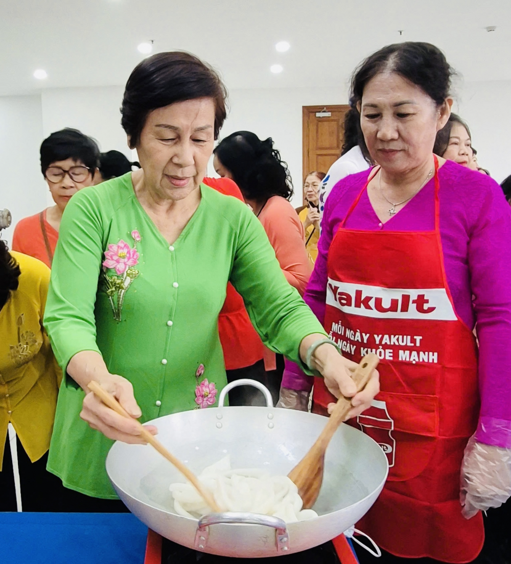 Hội viên phụ nữ phường Diên Hồng miệt mài xào mứt 