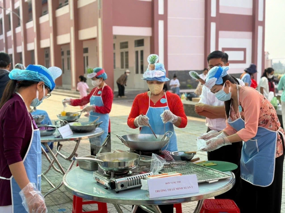 Các đội thi tại xã Bình Lợi tranh tài làm mứt tết