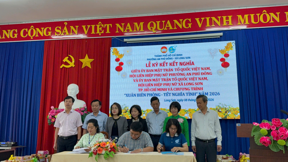 Bà Huỳnh Thị Thúy Phương – Phó chủ tịch Hội LHPN TPHCM (đứng giữa, hàng sau) cùng lãnh đạo 2 địa phương chứng kiến đại diện các đơn vị ký giao ước kết nghĩa - Ảnh: Hội LHPN phường An Phú Đông