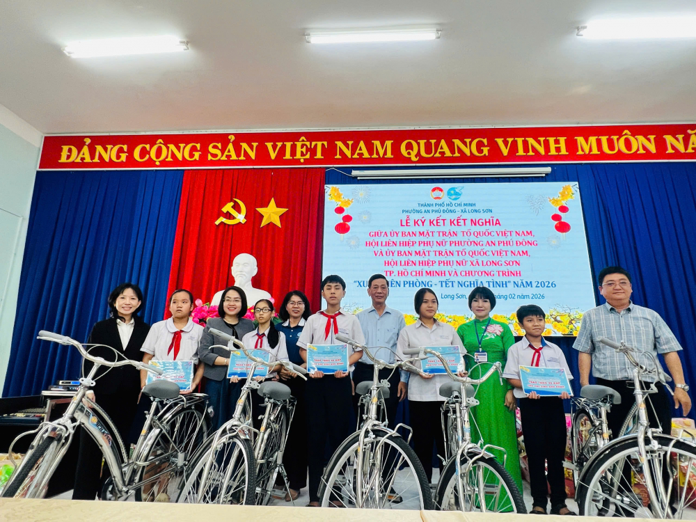 Ban tổ chức trao xe đạp cho các em học sinh - Ảnh: Hội LHPN phường An Phú Đông