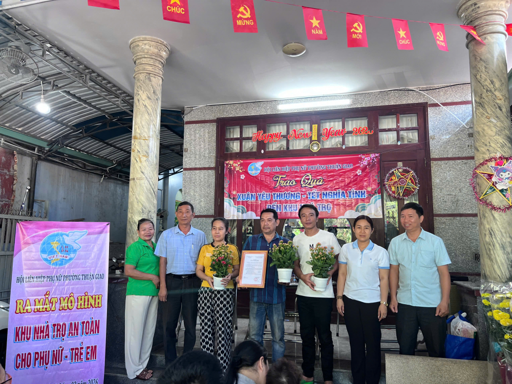 Hội LHPN phường Thuận Giao trao quyết định công nhận mô hình cho các thành viên ban chủ nhiệm - Ảnh: Hội LHPN phường Thuận Giao