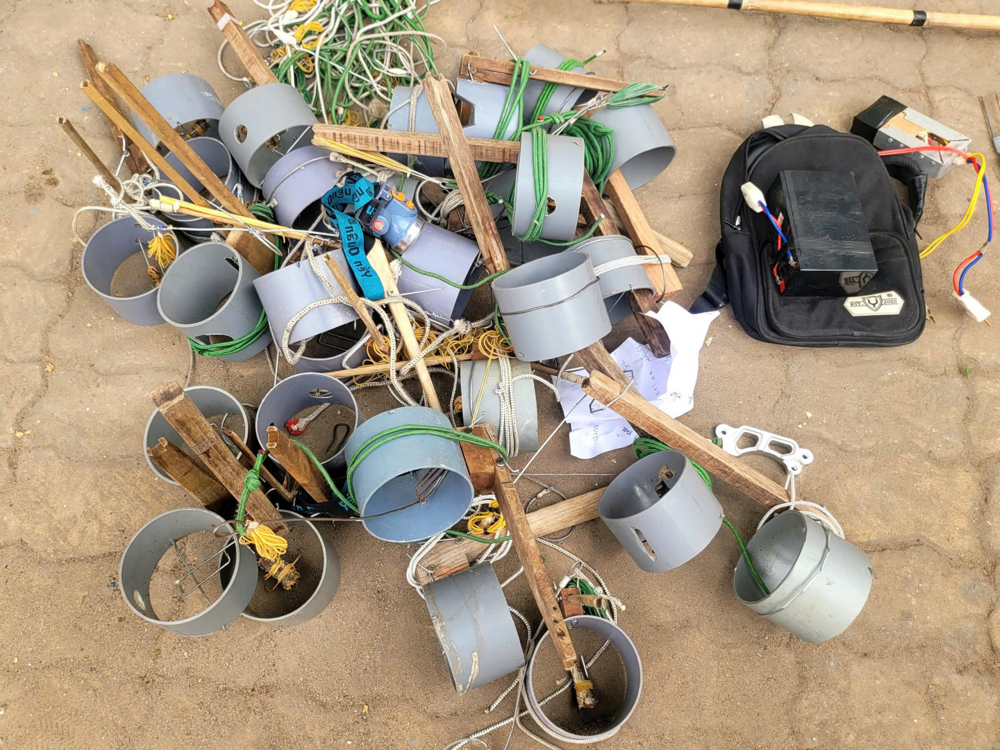 Bẫy mèo mà các đối tượng trộm mèo. Ảnh: CA