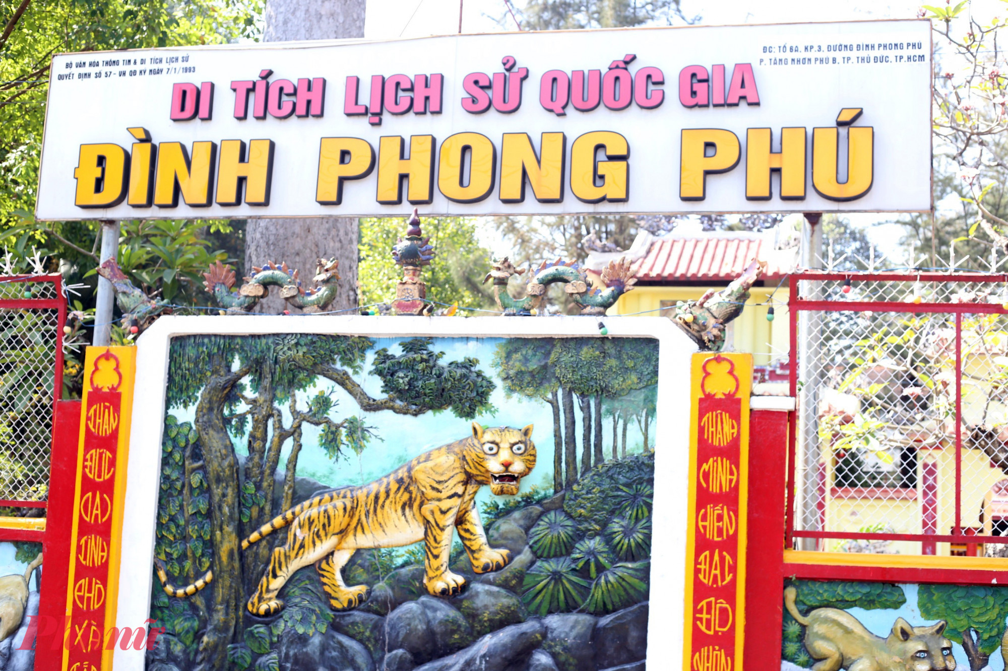 Nhìn từ bên ngoài