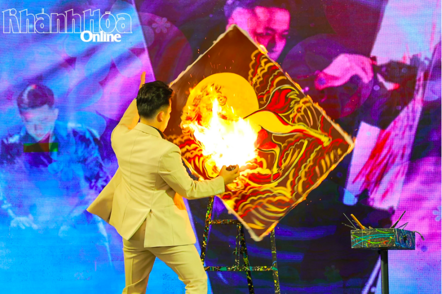 Màn trình diễn vẽ tranh của họa sĩ Phạm Hồng Minh. Bức tranh được đấu giá ngay tại chương trình.