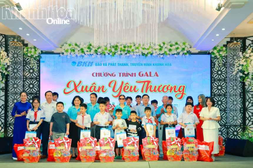 Lãnh đạo Báo và Phát thanh, Truyền hình Khánh Hòa cùng đại diện doanh nghiệp, tổ chức, cá nhân tặng học bổng và quà Tết cho các học sinh.