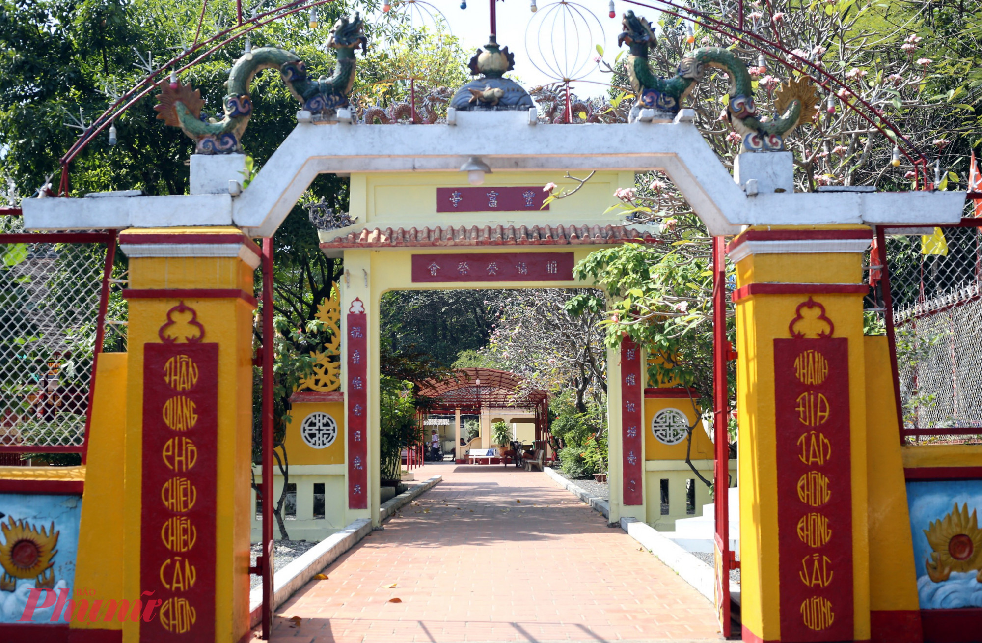 Từ cổng lớn nhìn vào, đình Phong Phú trông rực rỡ với sắc đỏ vàng nổi bật giống như nhiều đình làng khác. Tuy nhiên, khi bước vào bên trong, với câu chuyện lịch sử được kể thông qua hầm bí mật tạo cho đình một vị thế rất riêng trong số các đình đang còn tồn tại giữa lòng một đô thị sầm uất như Sài Gòn - TPHCM.