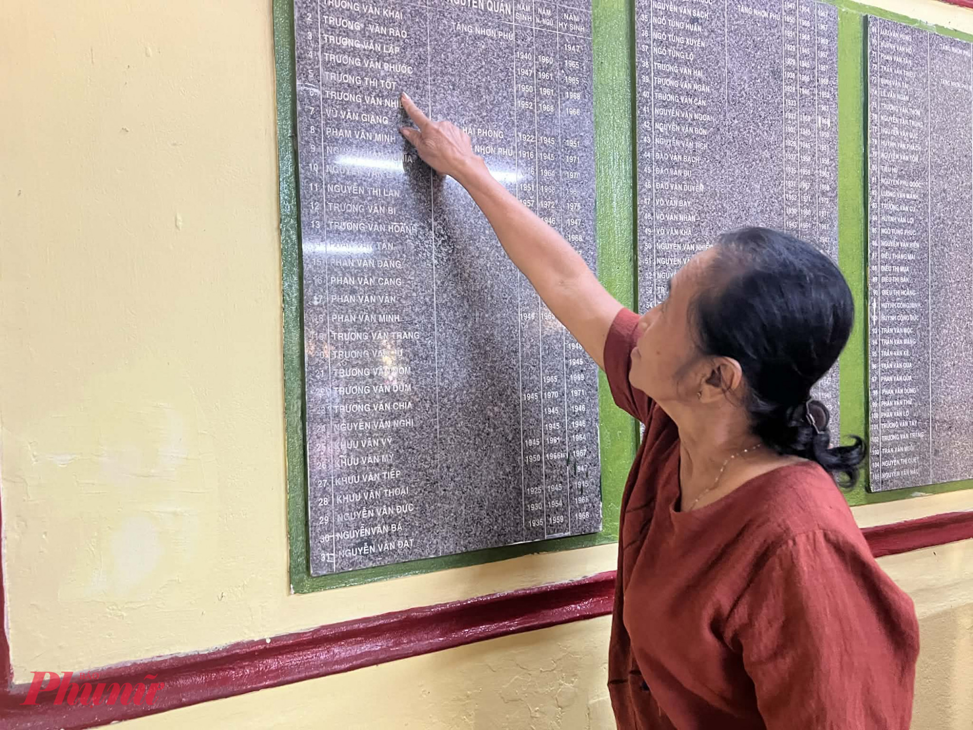 Dì Hai Súng chỉ tay vào tên của nữ liệt sĩ qua đời ở độ tuổi rất trẻ, sau thời gian ngắn tham gia cách mạng