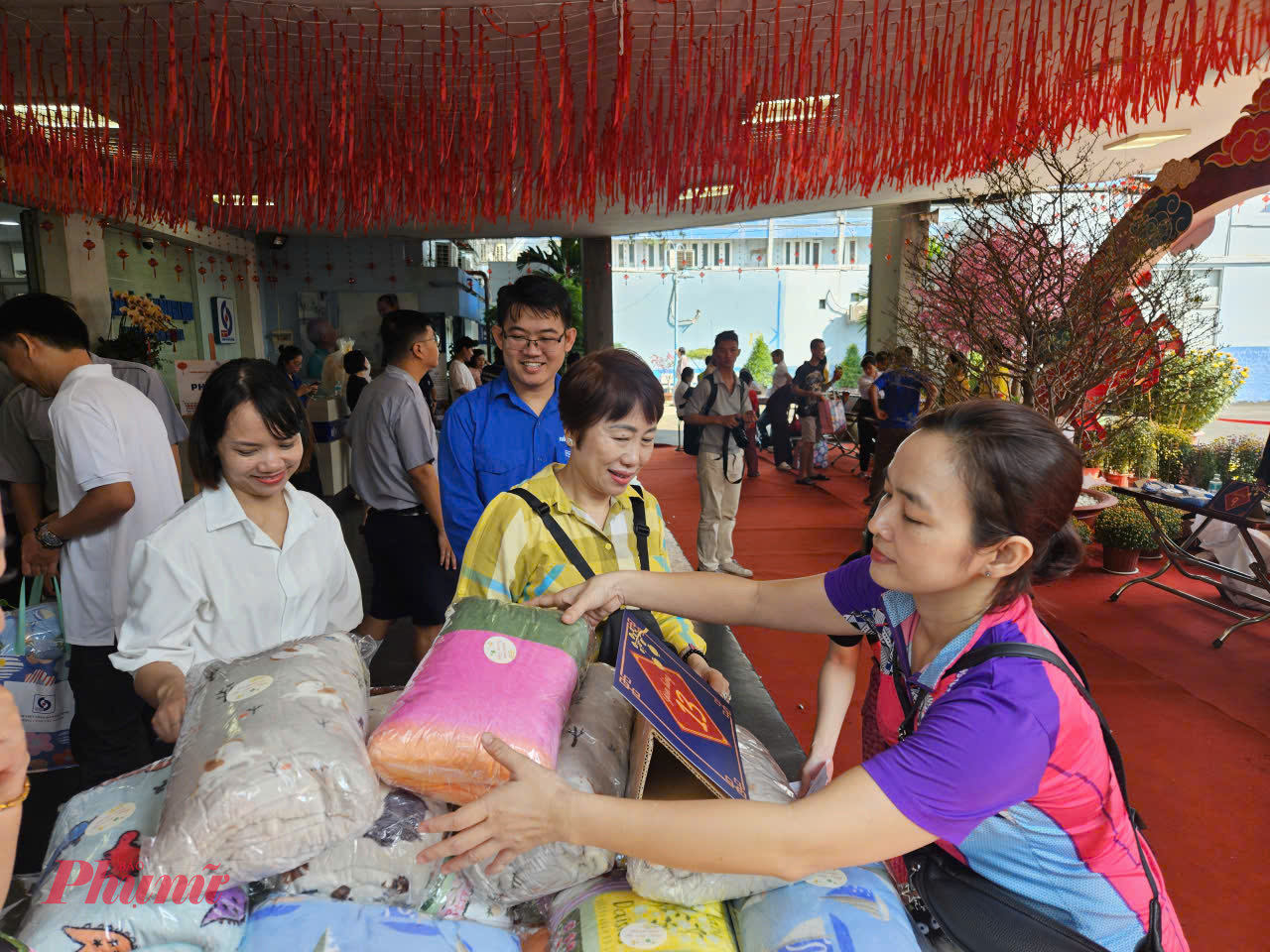 Bà N.T.C. (60 tuổi) đang điều trị tại khoa Nội tiêu hóa, xúc động cho biết: “Tôi đang điều trị dài ngày, kinh tế gia đình rất khó khăn nên mỗi dịp Tết đến đều lo lắng nhiều. Được bệnh viện yêu thương, tôi cảm thấy rất ấm lòng