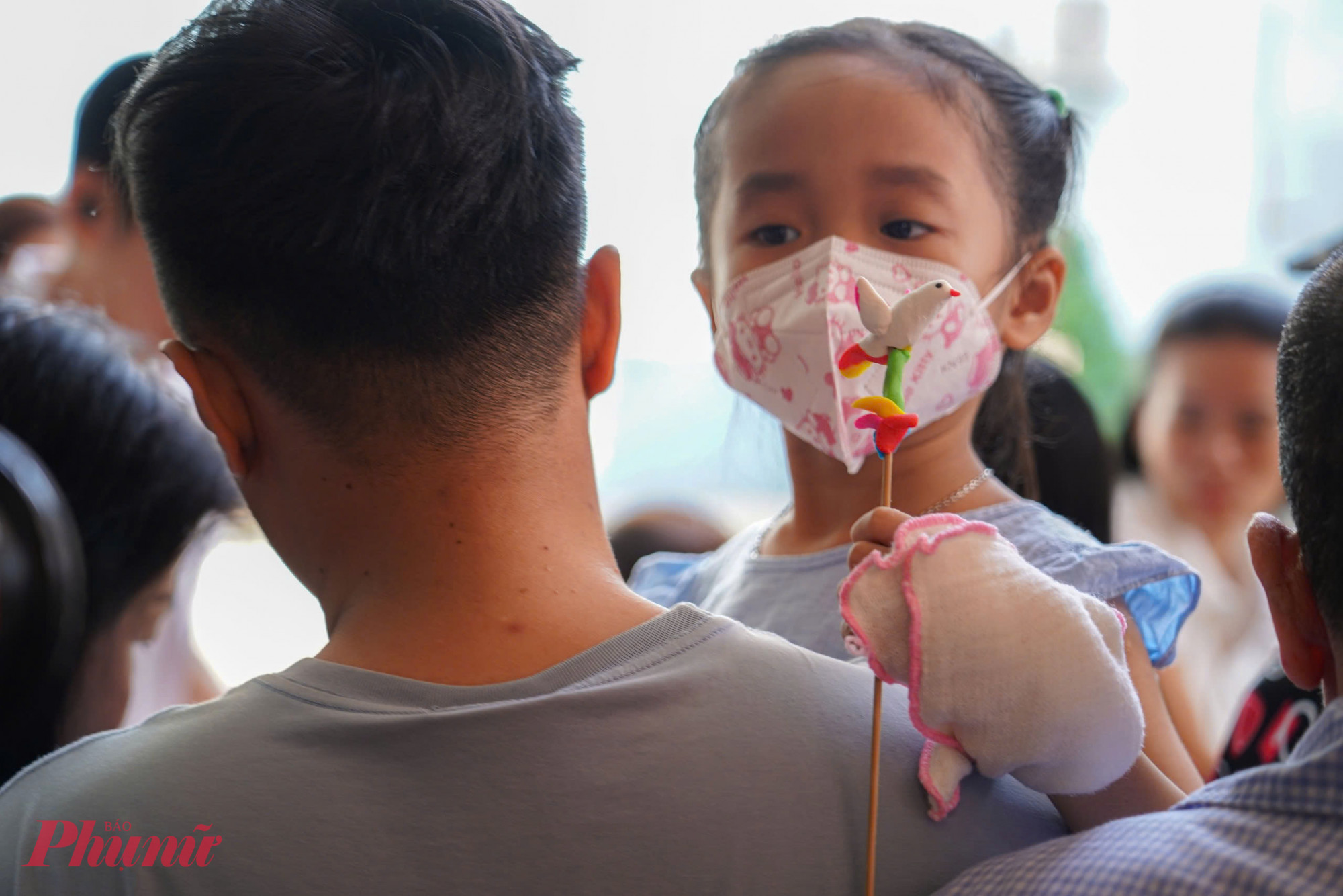 'Thông qua các hoạt động thiết thực, nhân văn, Bệnh viện Nhân dân Gia Định mong rằng sẽ tiếp tục tăng cường sự gắn kết giữa bệnh viện, chính quyền địa phương và các nhà hảo tâm trong công tác chăm lo, hỗ trợ các đối tượng có hoàn cảnh khó khăn, góp phần lan tỏa tinh thần sẻ chia, nhân ái trong cộng đồng, bác sĩ Võ Hồng Minh Công chia sẻ