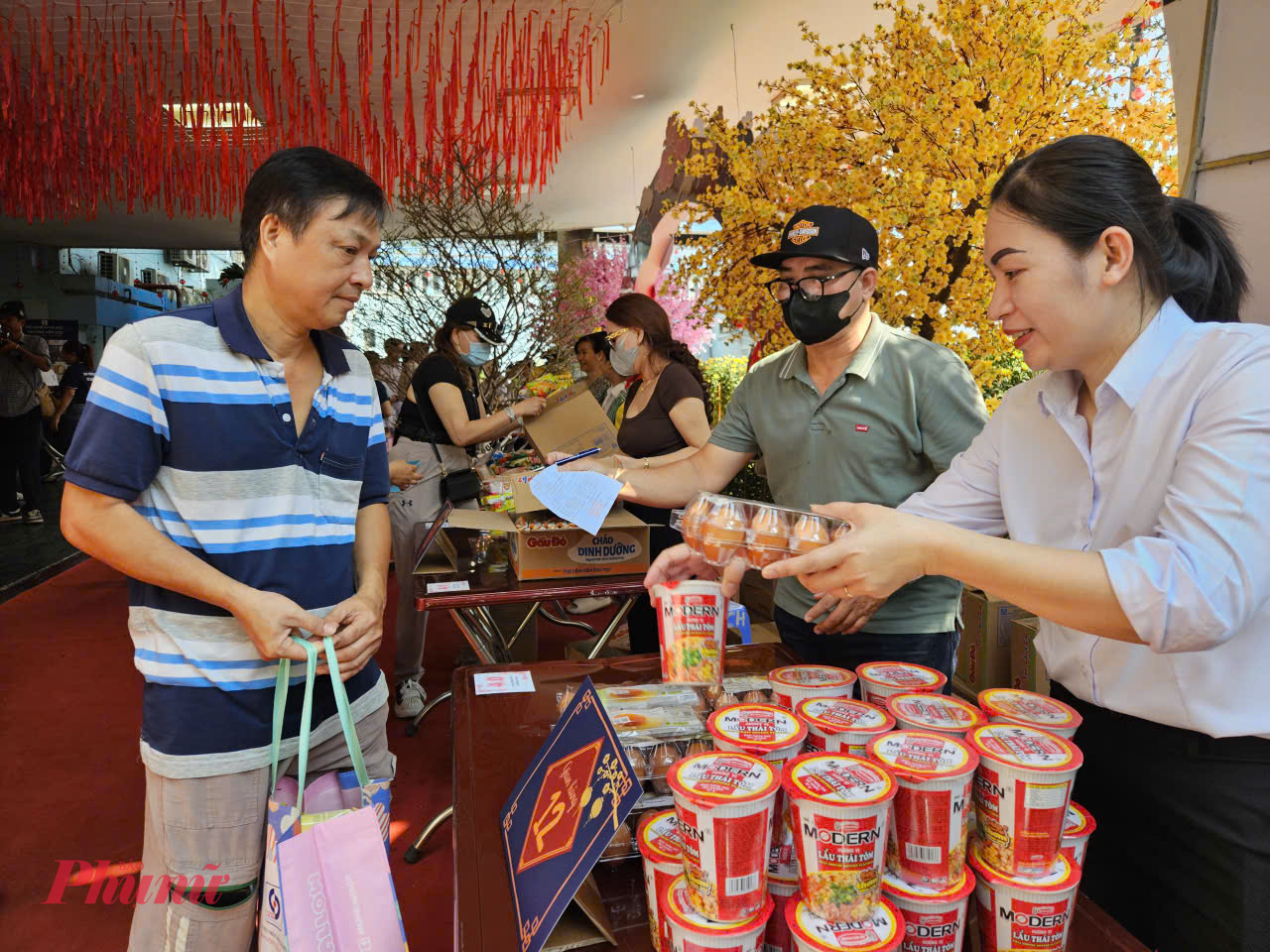 Người đến có thể nhận hơn 20 mặt hàng nhu yếu phẩm thiết yếu như quần áo, lạp xưởng, sữa, dầu ăn, nước mắm, nước tương, bột ngọt, đường, muối, bánh kẹo…  