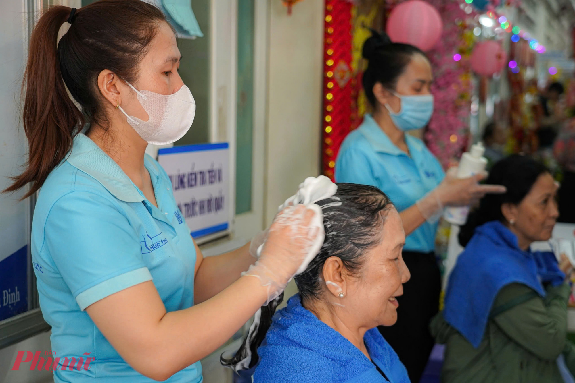 Tất cả người bệnh, người dân sẽ được cắt tóc, gội đầu, làm đẹp miễn phí để chuẩn bị cho Tết nguyên đán 2026 sắp tới. Sau khi làm đẹp, mọi người sẽ cùng nhau du xuân tại các trạm nghệ thuật, trạm trò chơi dân gian