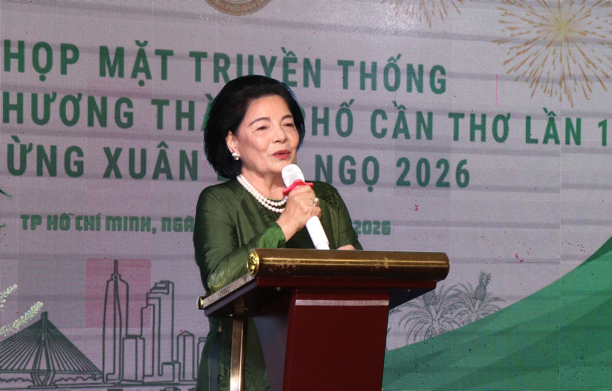 Chủ tịch Hội đồng hương Thành phố Cần Thơ Nguyễn Thị Như Thủy phát biểu tại buổi họp mặt