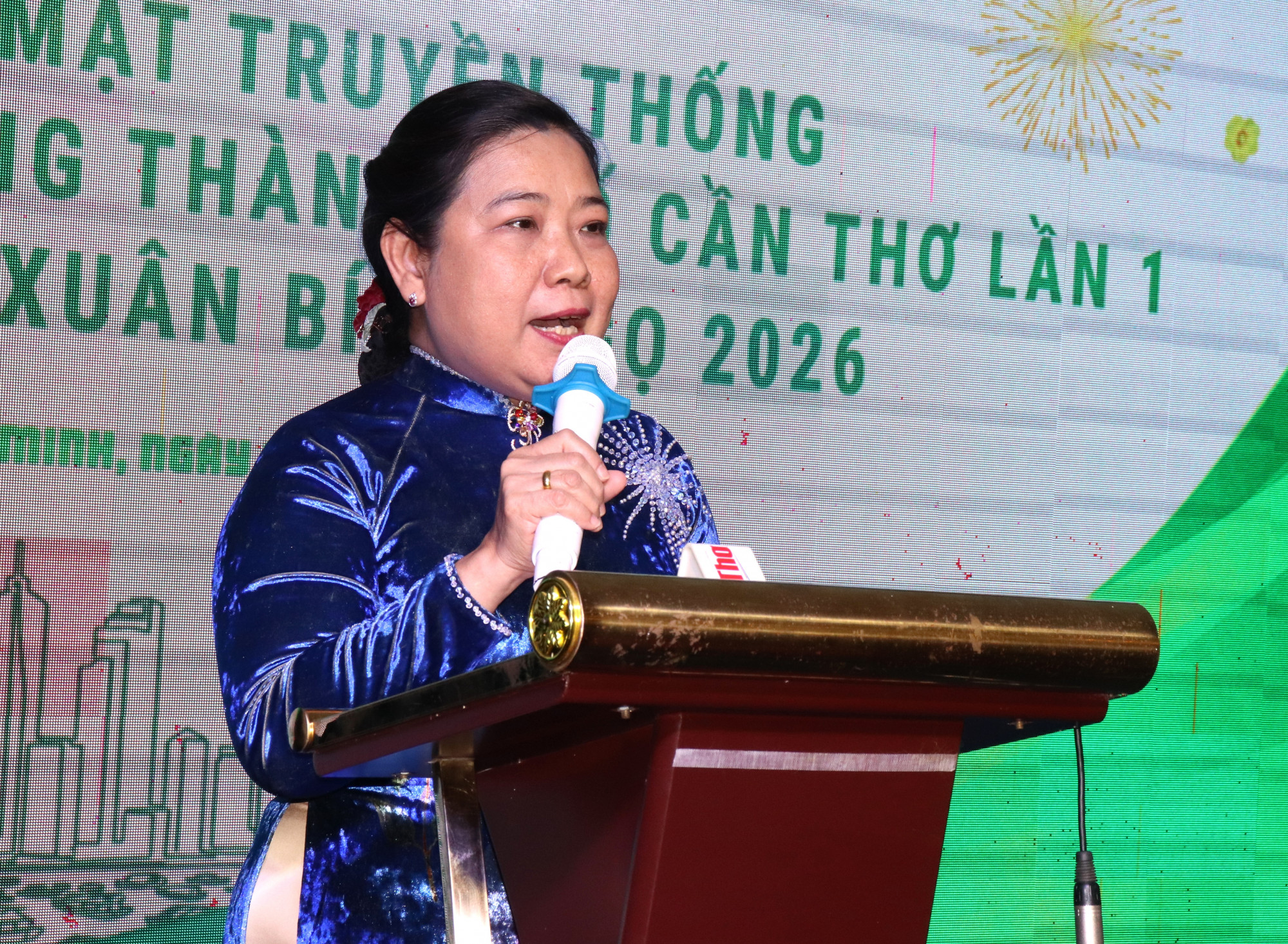 Phó Bí thư Thành ủy, Chủ tịch Ủy ban MTTQ Việt Nam Thành phố Cần Thơ Hồ Thị Cẩm Đào phát biểu chúc tết bà con đồng hương xa quê 