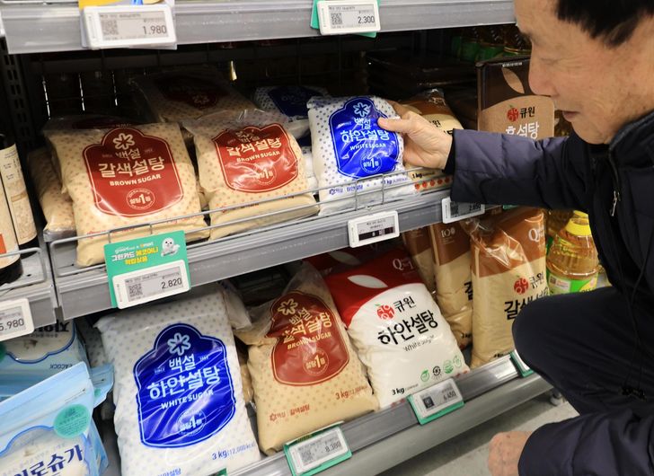 Kệ hàng đường tại một siêu thị ở Seoul, ngày 28/1 - Ảnh: Yonhap