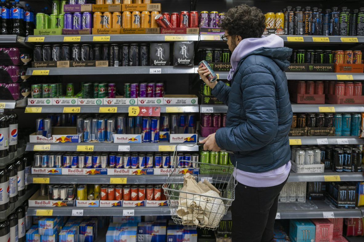 Người tiêu dùng mua đồ uống có đường tại châu Âu - Ảnh: Getty Images.