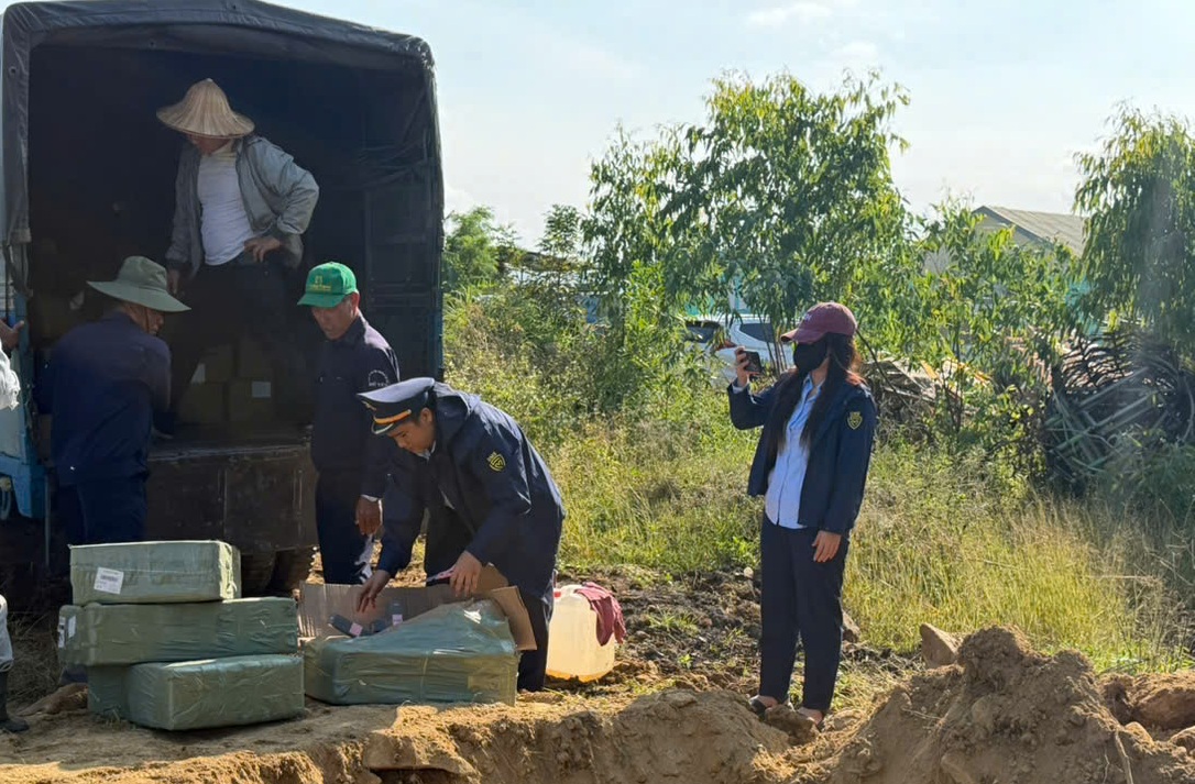 Lực lượng chức năng tổ chức tiêu hủy các sản phẩm vi phạm - ảnh: T.D.