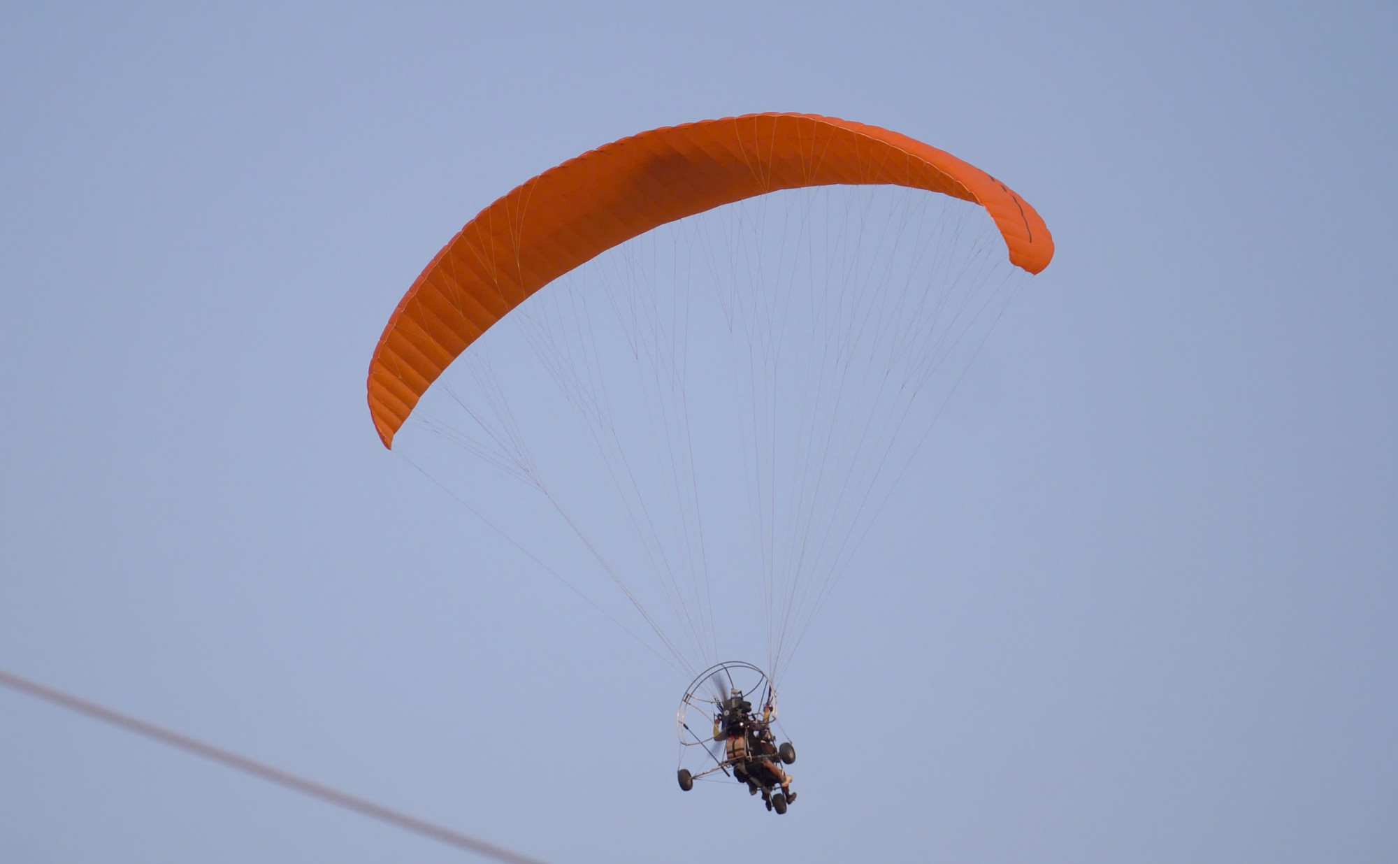 Một trong những hoạt động thu hút khác là hoạt động biểu diễn dù lượn, góp thêm không khí sôi động cho lễ hội