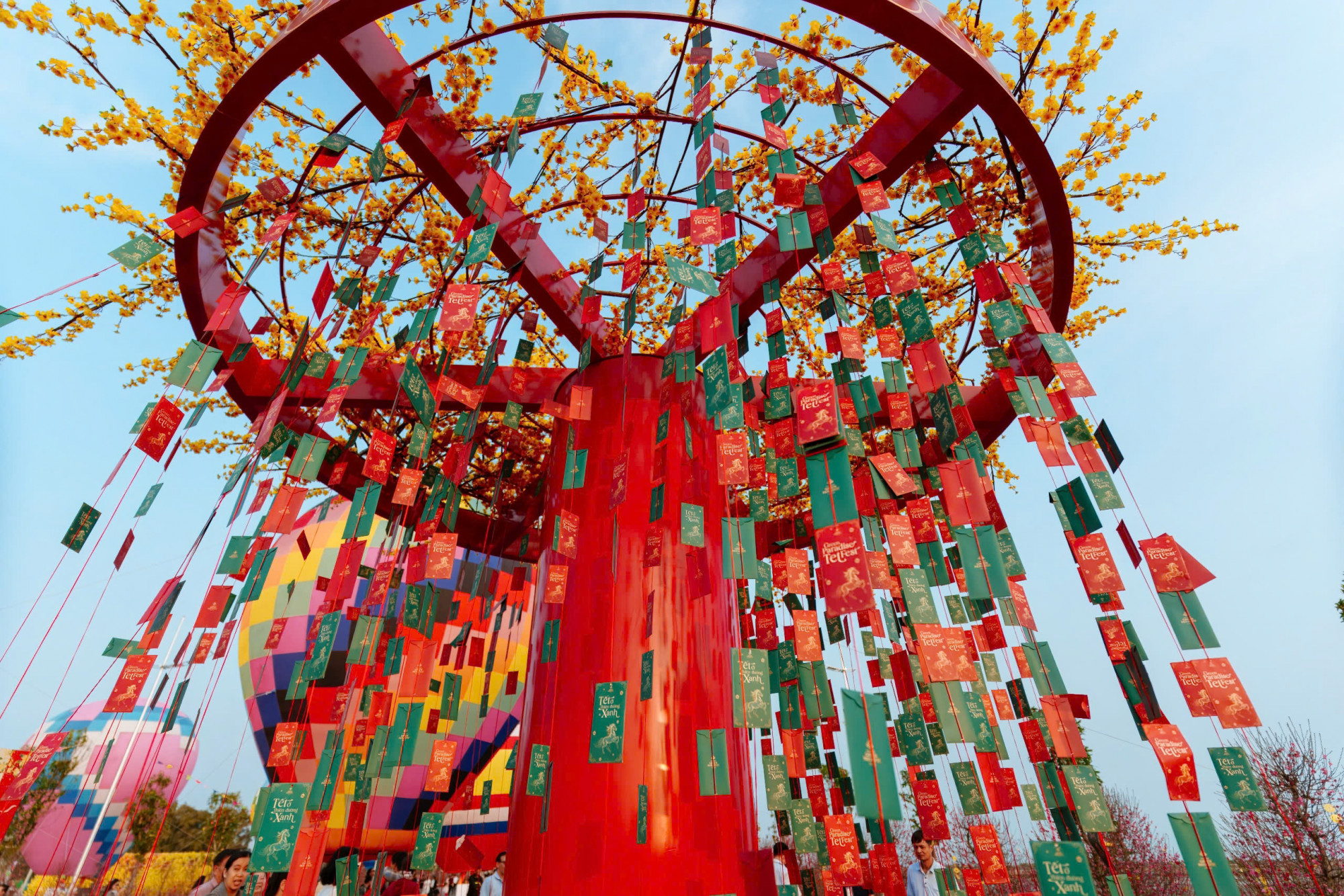 Độc đáo cây lì xì với 2026 bao lì xì có phần quà may mắn cho khách như voucher dịch vụ ẩm thực, cây xanh… trao tay du khách