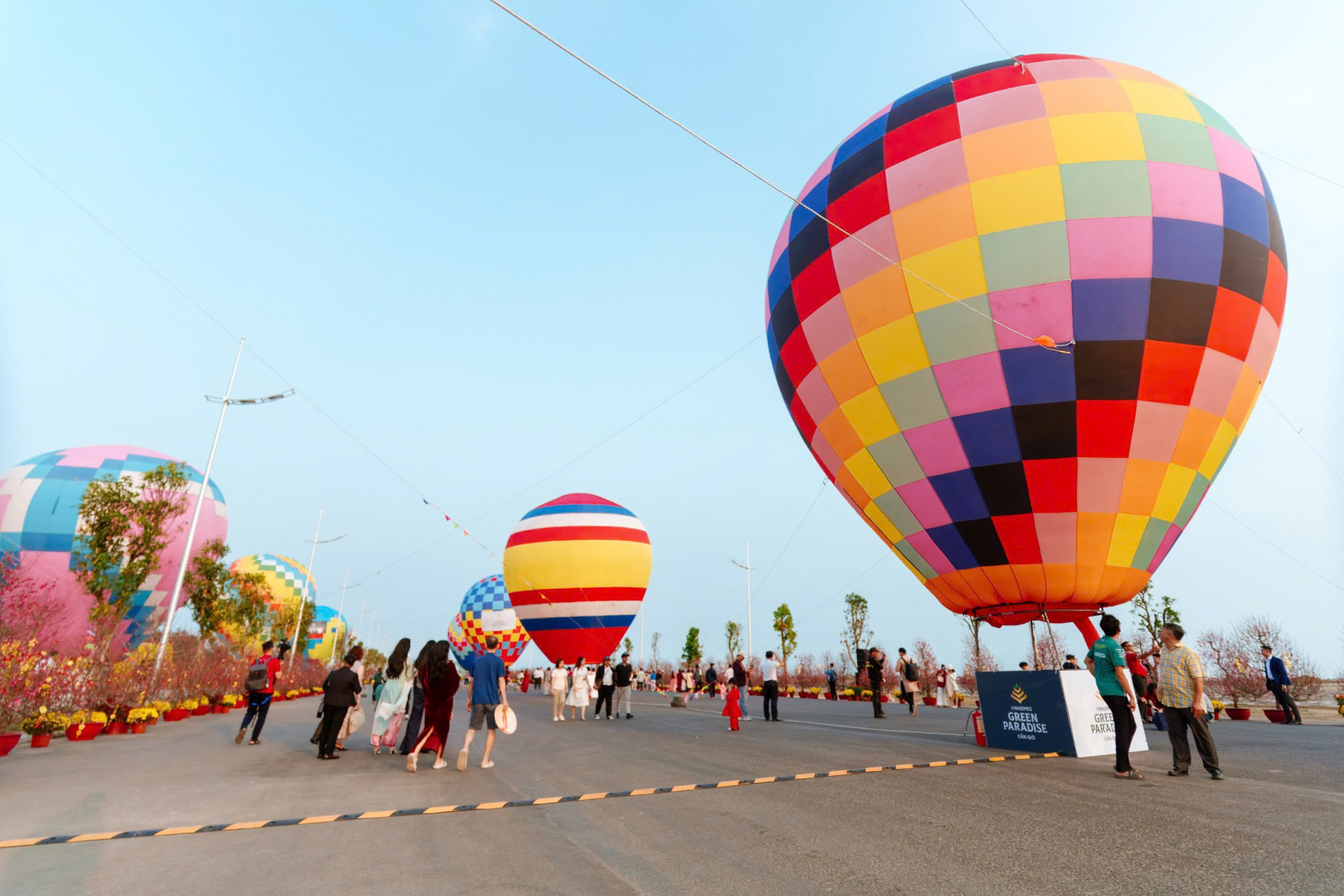 Lễ hội thu hút với hàng chục khinh khí cầu phục vụ du khách thưởng lãm, check-in