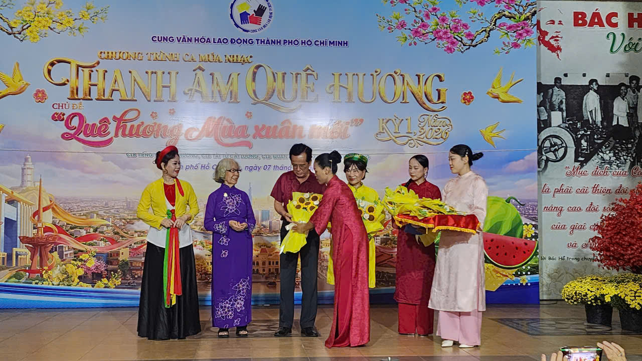 Bà Nguyễn Phạm Bích Ngân – Phó giám đốc Cung văn hóa Lao động TPHCM tặng hoa tri ân cho Thạc sĩ - nhạc sĩ Phan Nhứt Dũng và các chủ nhiệm CLB đóng góp cho chương trình - Ảnh: Tỷ Trần  