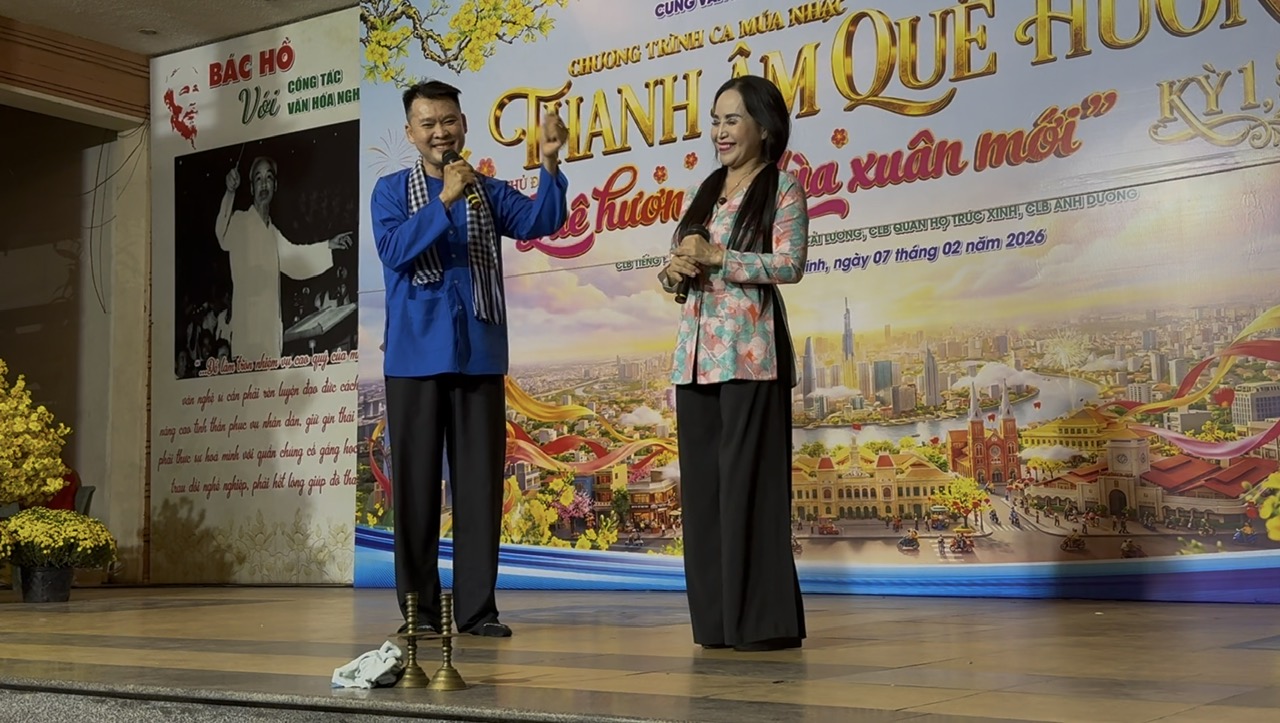 Duyên dáng, vui nhộn, song ca cổ Nấu bánh đêm xuân do anh Anh Thi và chị Duyên Lê biểu diễn là một trong những điểm nhấn của chương trình - Ảnh: Thi Vũ