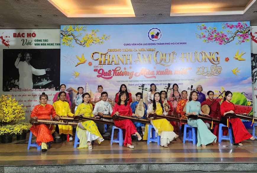 Các thế hệ hội viên của CLB Tiếng hát quê hương cùng hòa tấu Đoản ca xuân - Ảnh: Tỷ Trần